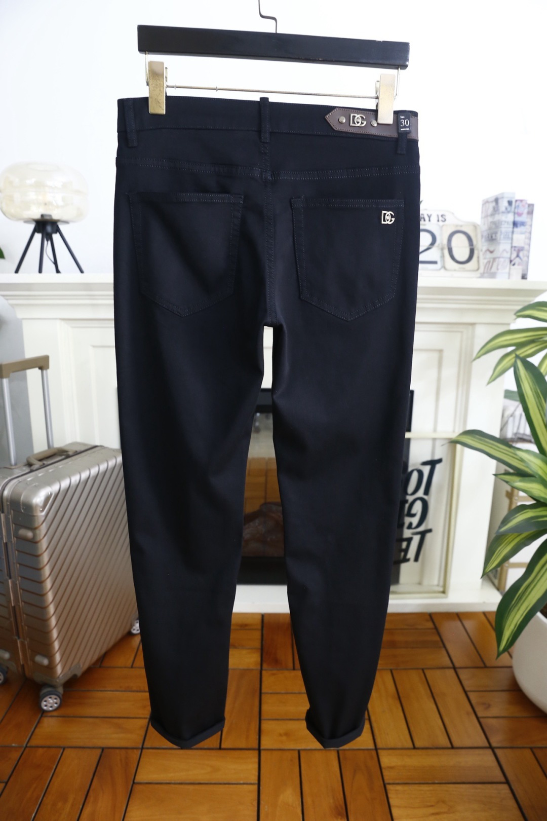 🔥杜嘉班纳.2026春夏新品！时尚男士百搭休闲长裤采用利落修身剪裁，经典五袋款设计兼顾实用性与美观度。后