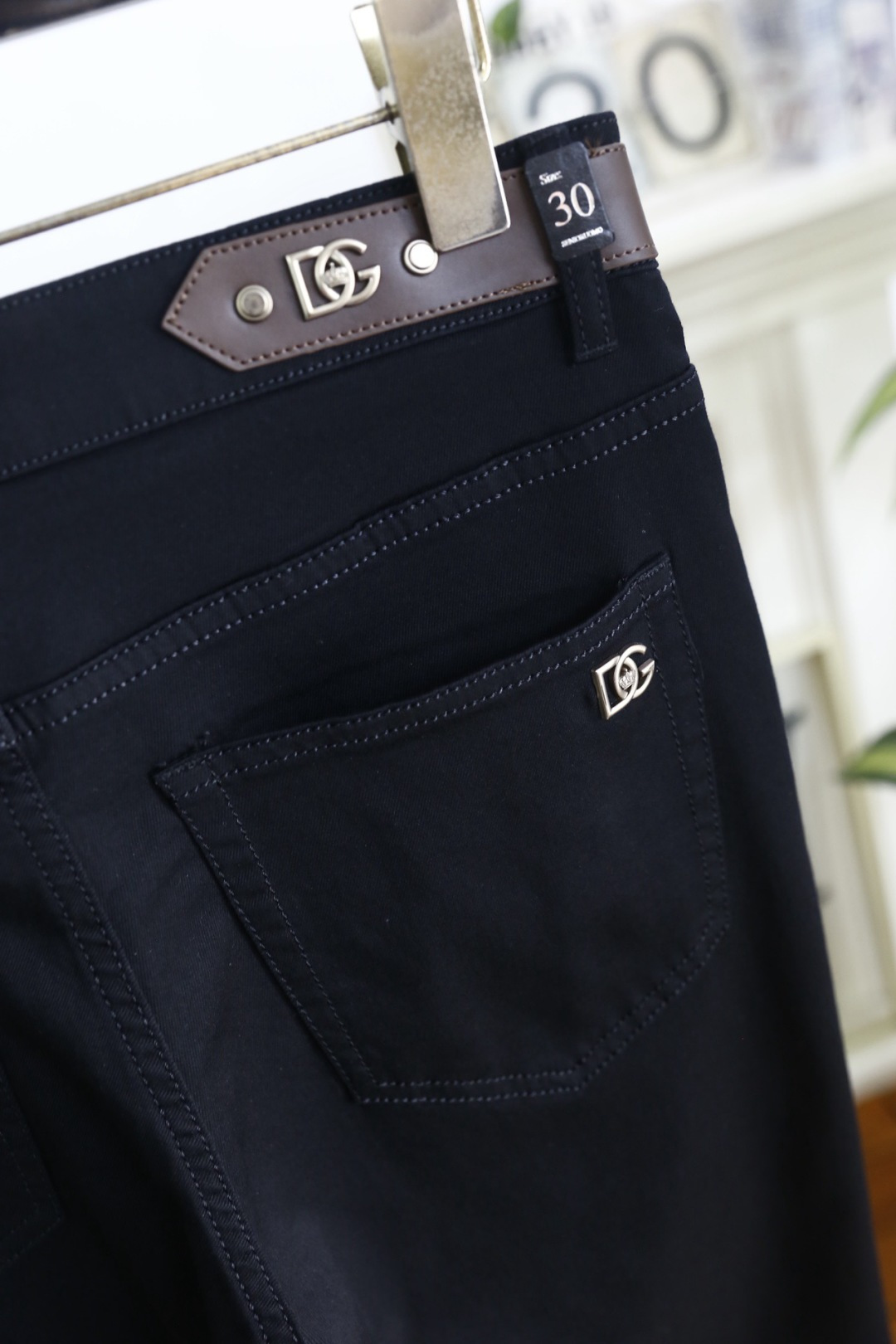 🔥杜嘉班纳.2026春夏新品！时尚男士百搭休闲长裤采用利落修身剪裁，经典五袋款设计兼顾实用性与美观度。后