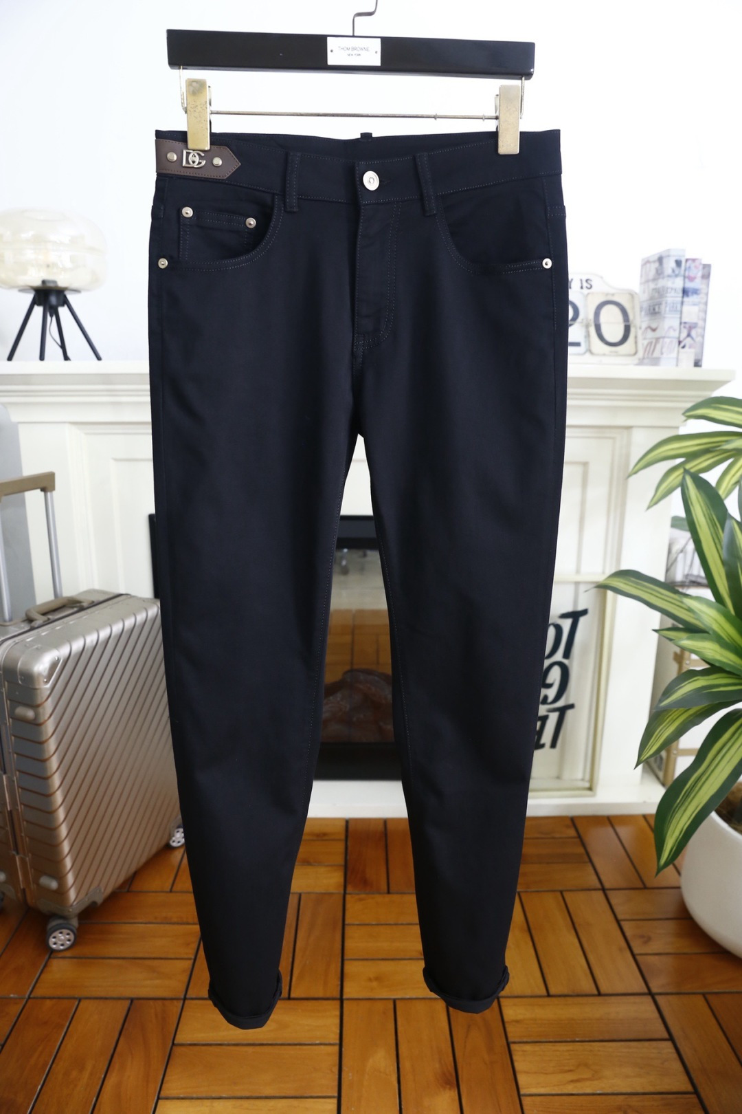 🔥杜嘉班纳.2026春夏新品！时尚男士百搭休闲长裤采用利落修身剪裁，经典五袋款设计兼顾实用性与美观度。后