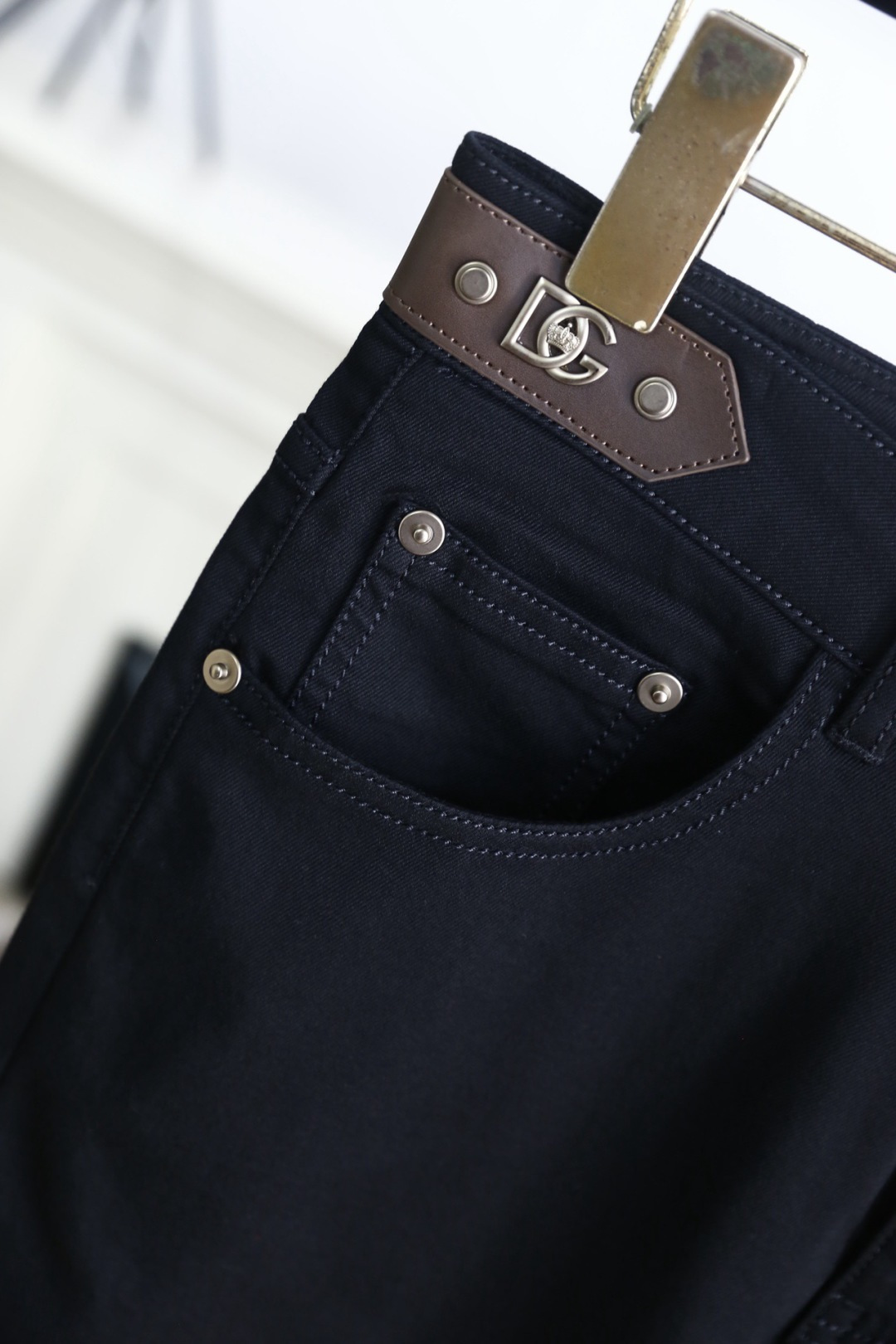 🔥杜嘉班纳.2026春夏新品！时尚男士百搭休闲长裤采用利落修身剪裁，经典五袋款设计兼顾实用性与美观度。后