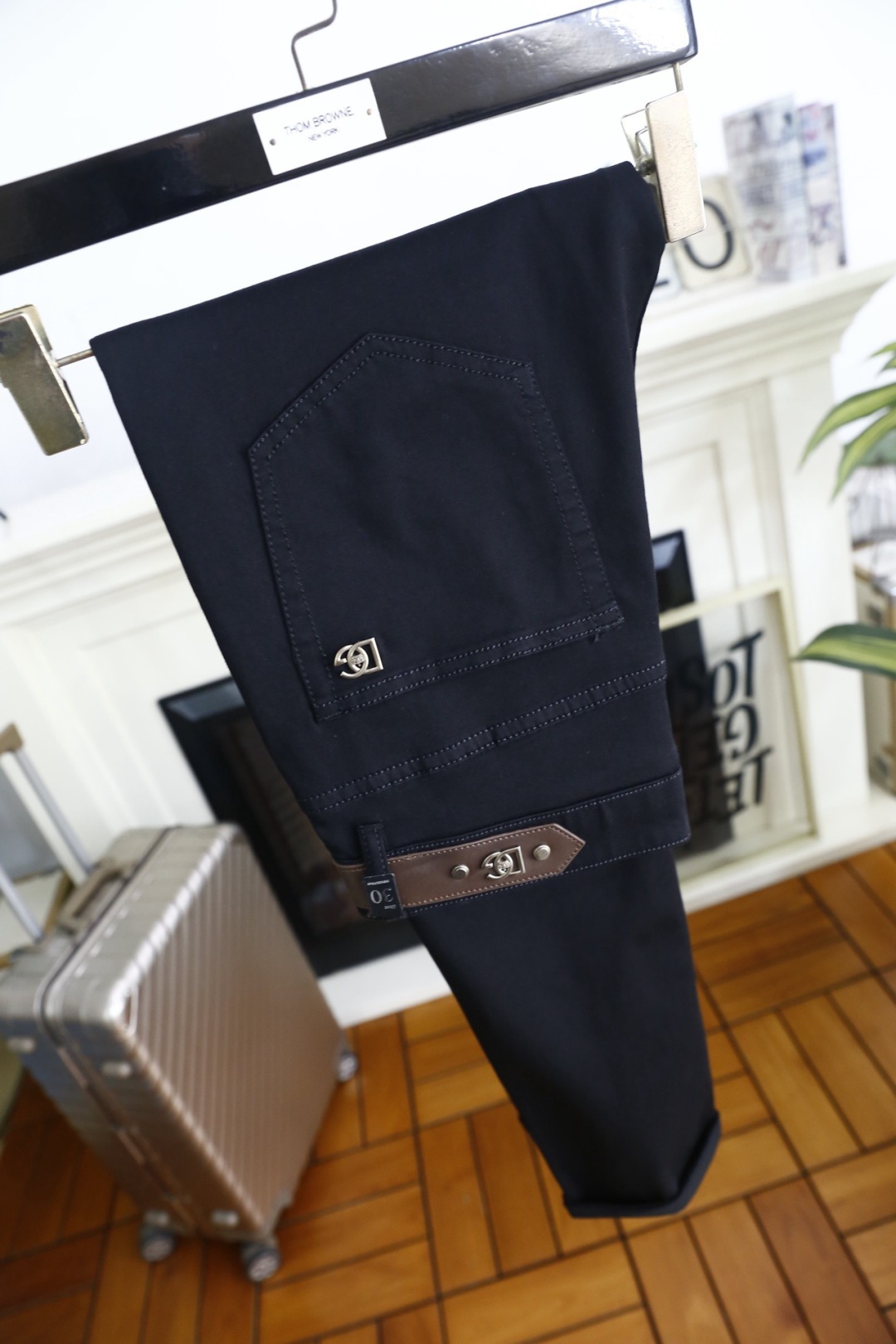 🔥杜嘉班纳.2026春夏新品！时尚男士百搭休闲长裤采用利落修身剪裁，经典五袋款设计兼顾实用性与美观度。后