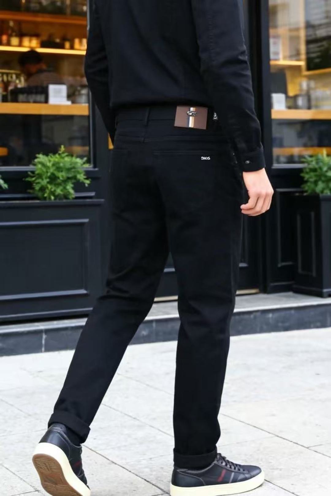 🔥BOSS.26夏季新品！时尚潮流百搭男士休闲长裤采用利落修身剪裁，经典五袋款设计兼顾实用性与颜值。后腰