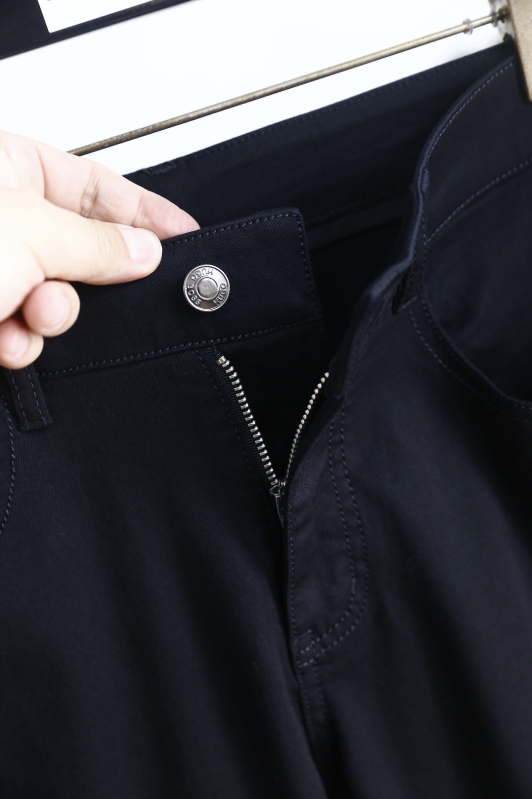 🔥BOSS.26夏季新品！时尚潮流百搭男士休闲长裤采用利落修身剪裁，经典五袋款设计兼顾实用性与颜值。后腰