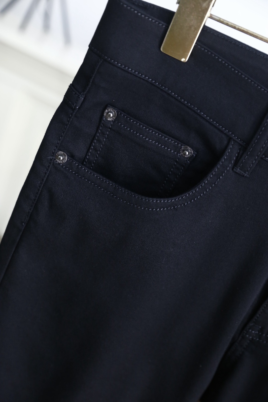 🔥BOSS.26夏季新品！时尚潮流百搭男士休闲长裤采用利落修身剪裁，经典五袋款设计兼顾实用性与颜值。后腰