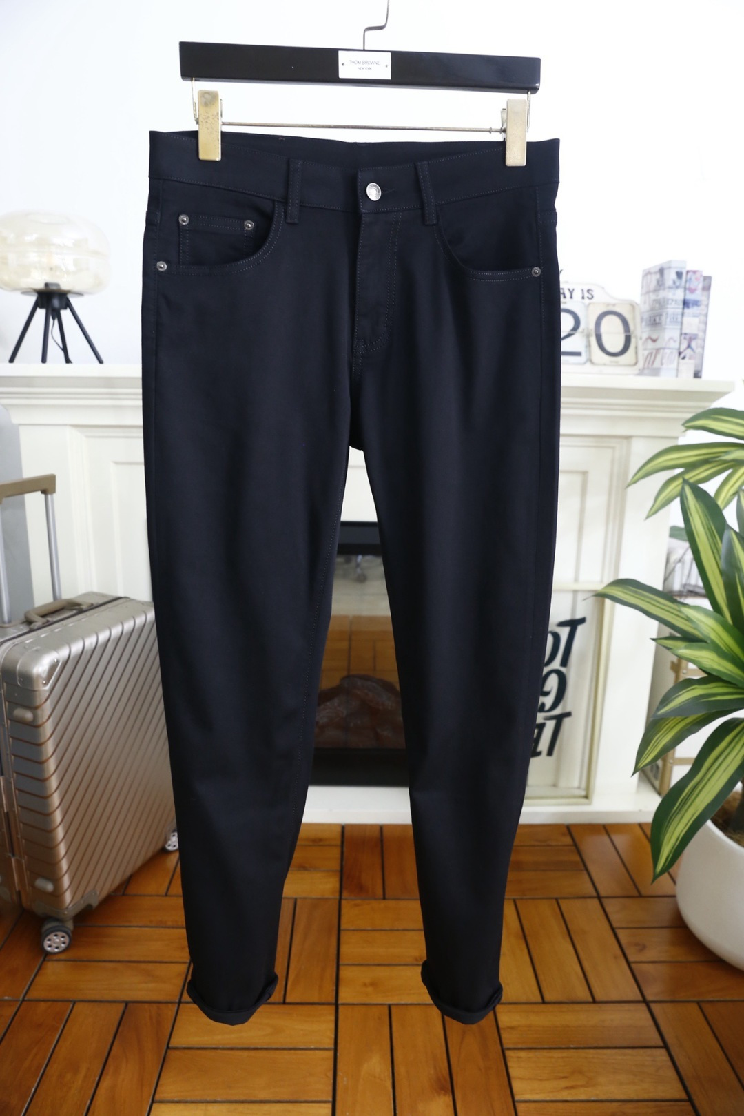 🔥BOSS.26夏季新品！时尚潮流百搭男士休闲长裤采用利落修身剪裁，经典五袋款设计兼顾实用性与颜值。后腰