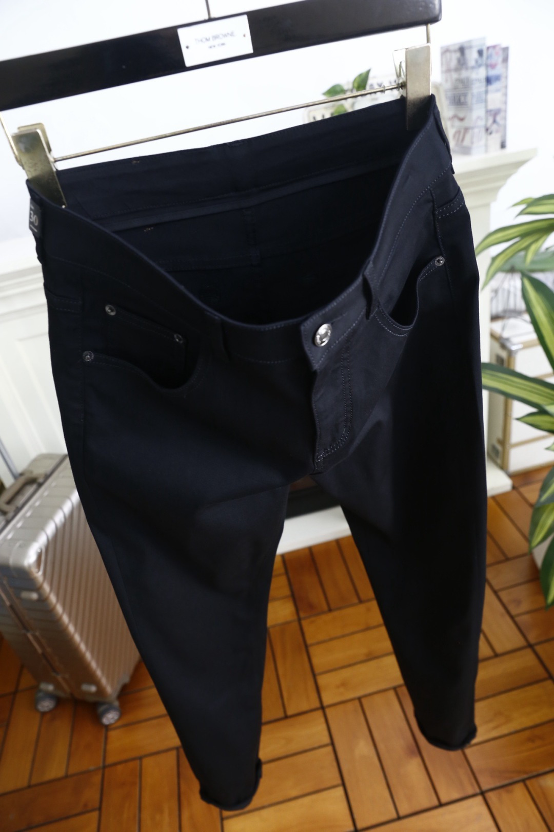 🔥BOSS.26夏季新品！时尚潮流百搭男士休闲长裤采用利落修身剪裁，经典五袋款设计兼顾实用性与颜值。后腰