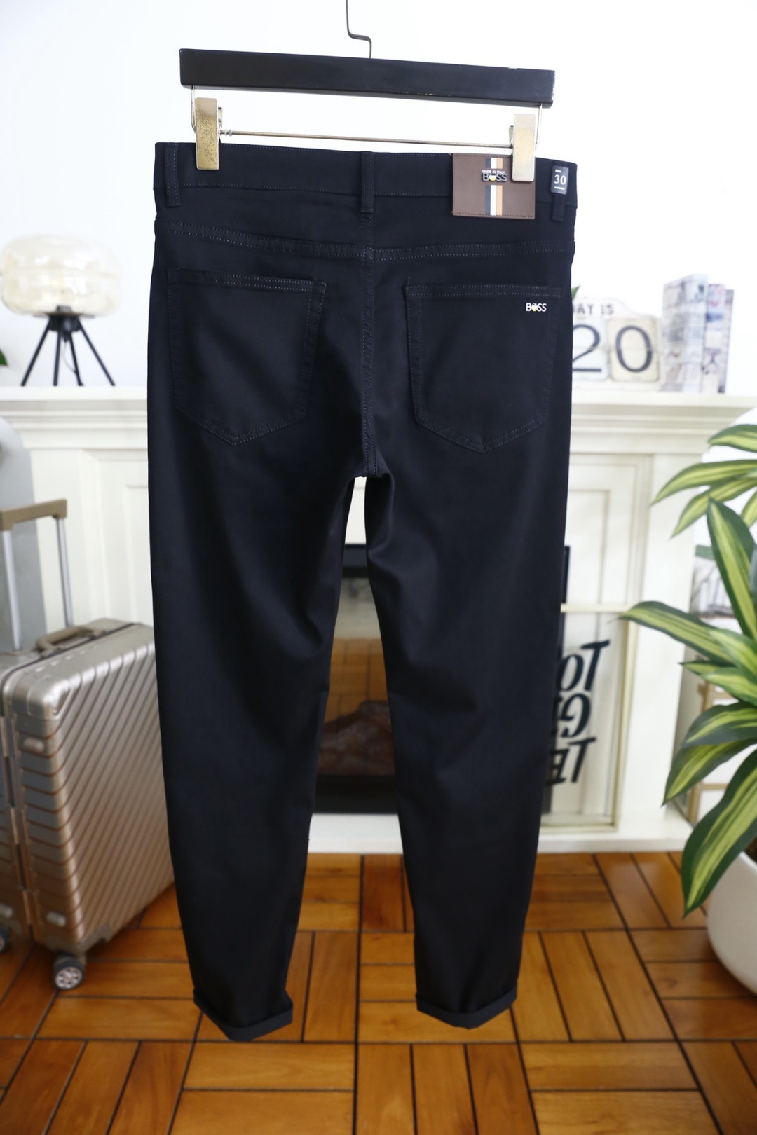 🔥BOSS.26夏季新品！时尚潮流百搭男士休闲长裤采用利落修身剪裁，经典五袋款设计兼顾实用性与颜值。后腰