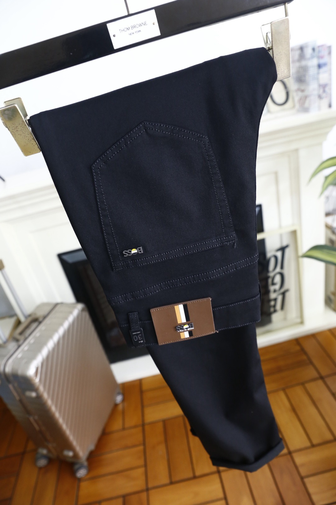 🔥BOSS.26夏季新品！时尚潮流百搭男士休闲长裤采用利落修身剪裁，经典五袋款设计兼顾实用性与颜值。后腰