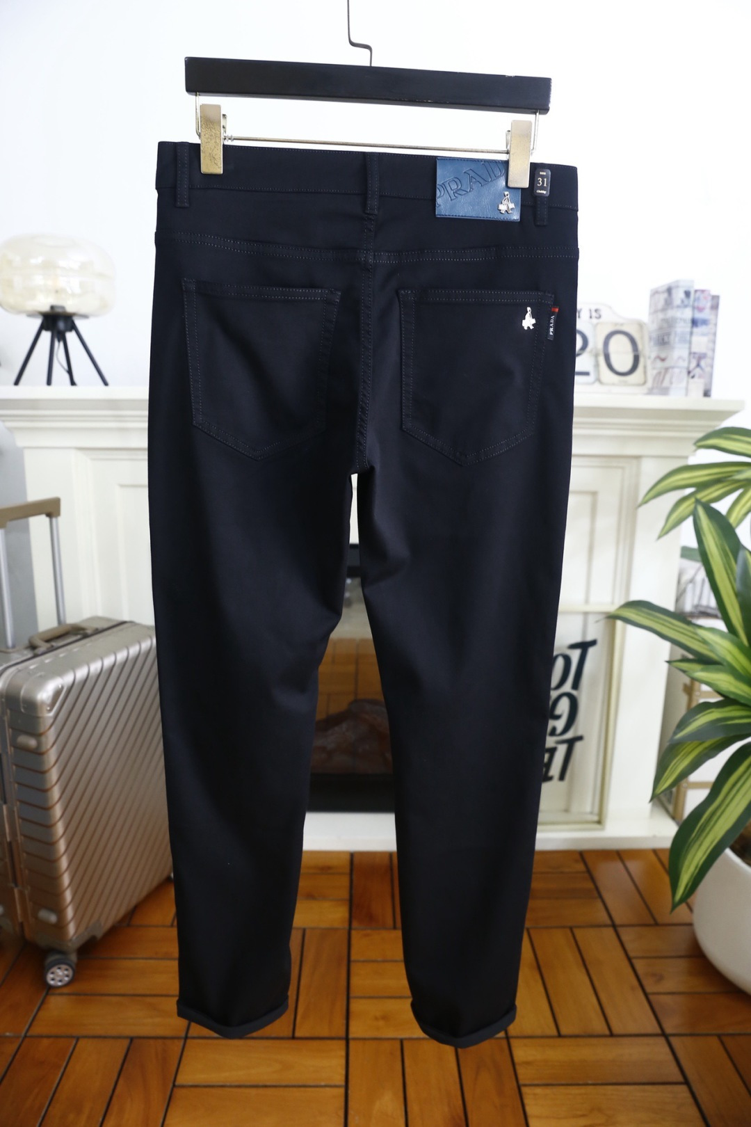 🔥PRADA/普拉达.26夏季新品！时尚男士百搭休闲长裤以简约利落的直筒版型为核心，后腰缀以品牌皮质标签