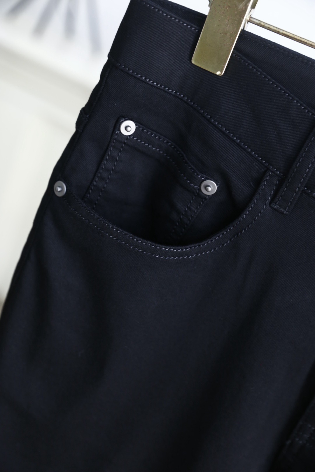 🔥PRADA/普拉达.26夏季新品！时尚男士百搭休闲长裤以简约利落的直筒版型为核心，后腰缀以品牌皮质标签