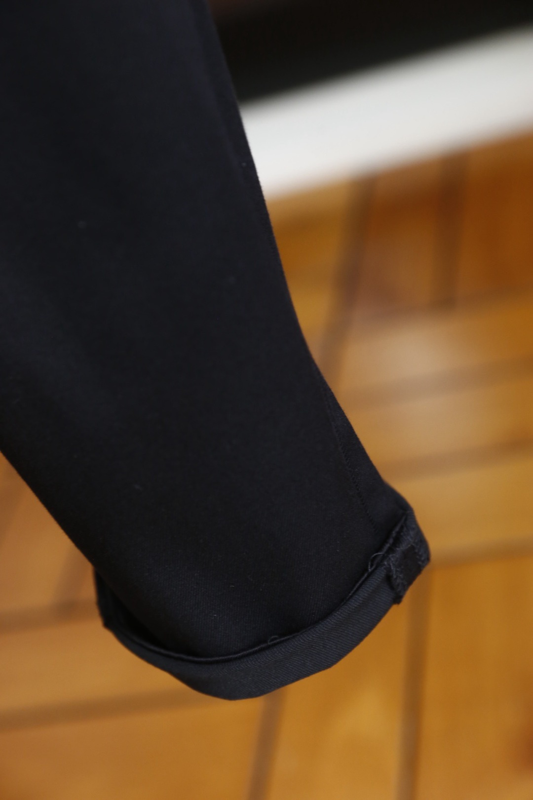 🔥PRADA/普拉达.26夏季新品！时尚男士百搭休闲长裤以简约利落的直筒版型为核心，后腰缀以品牌皮质标签