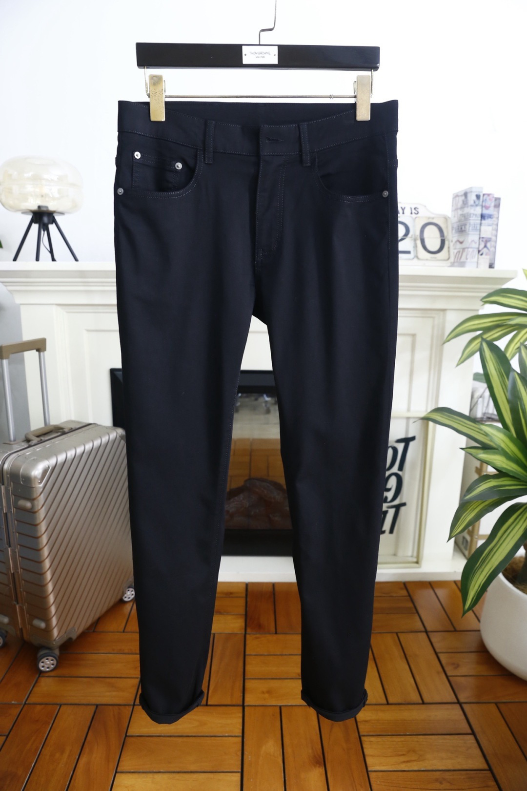 🔥PRADA/普拉达.26夏季新品！时尚男士百搭休闲长裤以简约利落的直筒版型为核心，后腰缀以品牌皮质标签