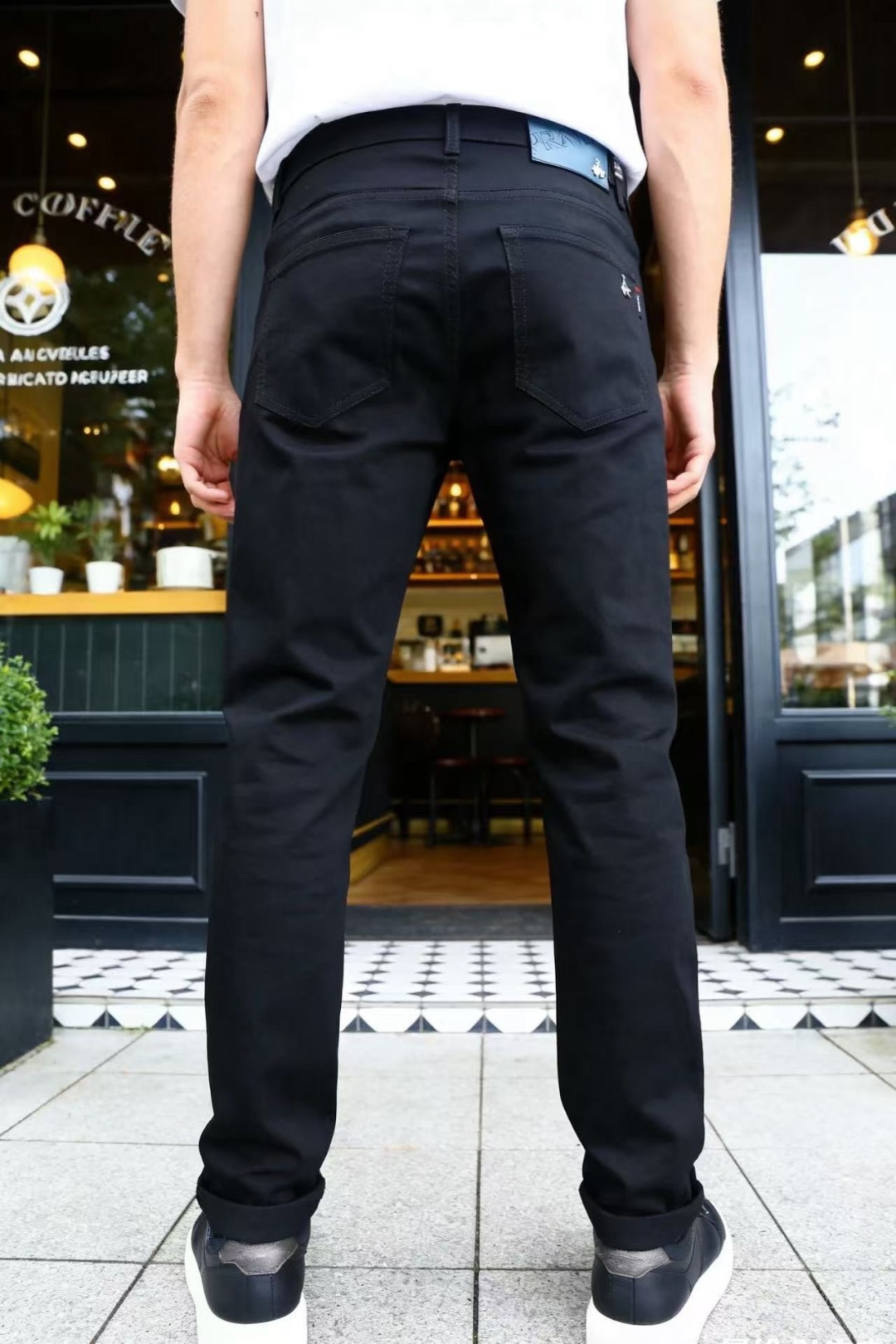 🔥PRADA/普拉达.26夏季新品！时尚男士百搭休闲长裤以简约利落的直筒版型为核心，后腰缀以品牌皮质标签