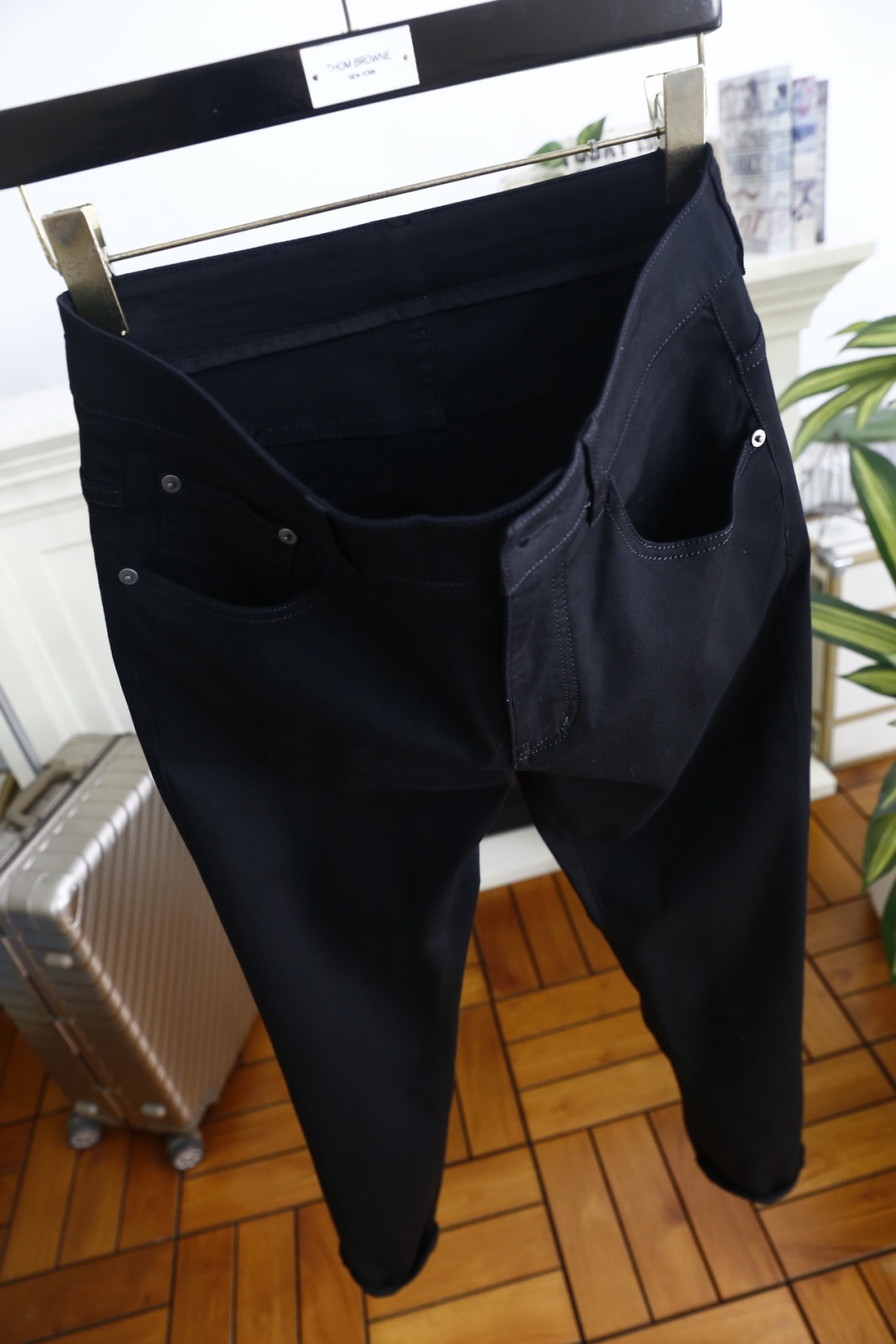 🔥PRADA/普拉达.26夏季新品！时尚男士百搭休闲长裤以简约利落的直筒版型为核心，后腰缀以品牌皮质标签