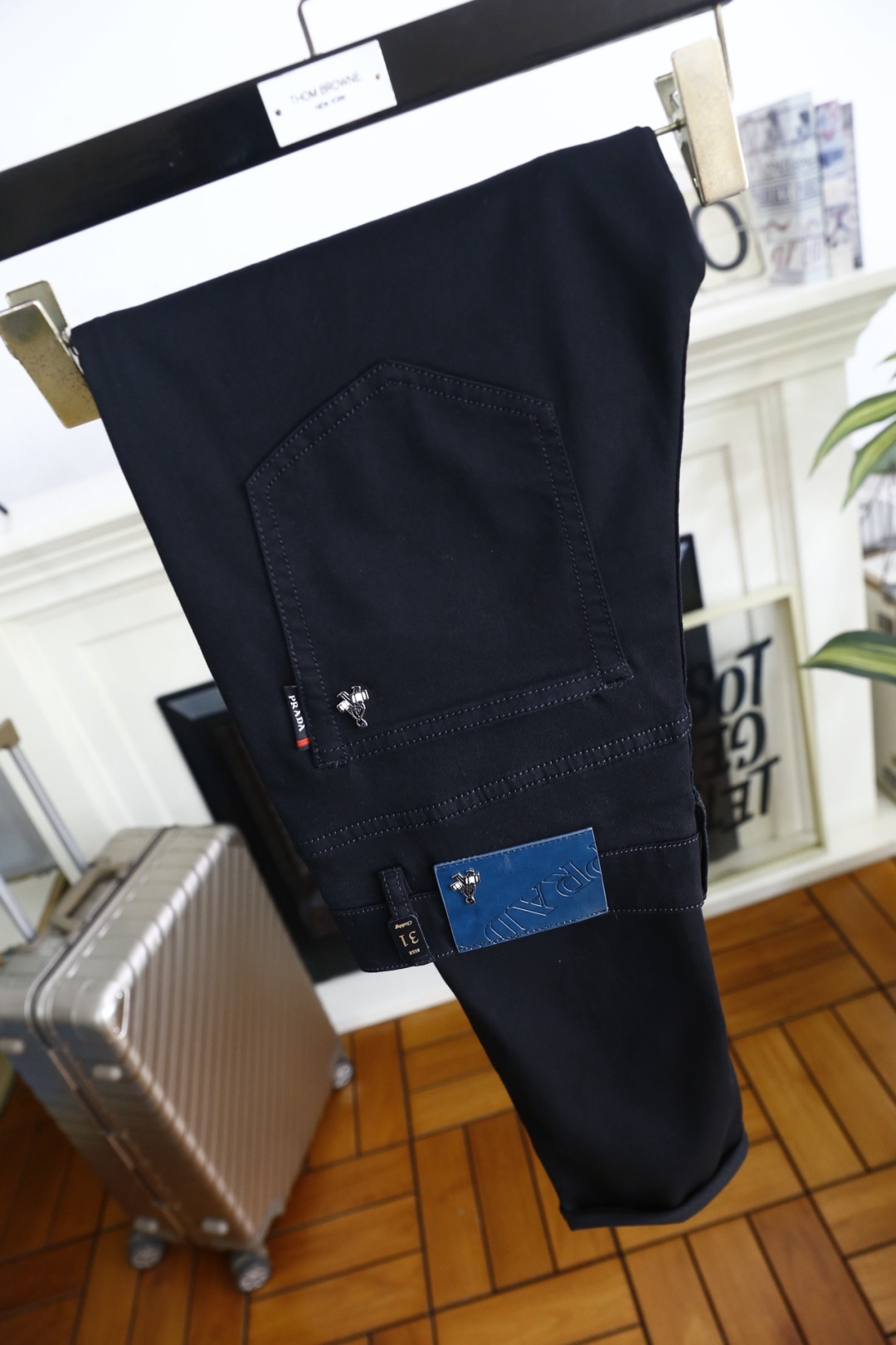 🔥PRADA/普拉达.26夏季新品！时尚男士百搭休闲长裤以简约利落的直筒版型为核心，后腰缀以品牌皮质标签