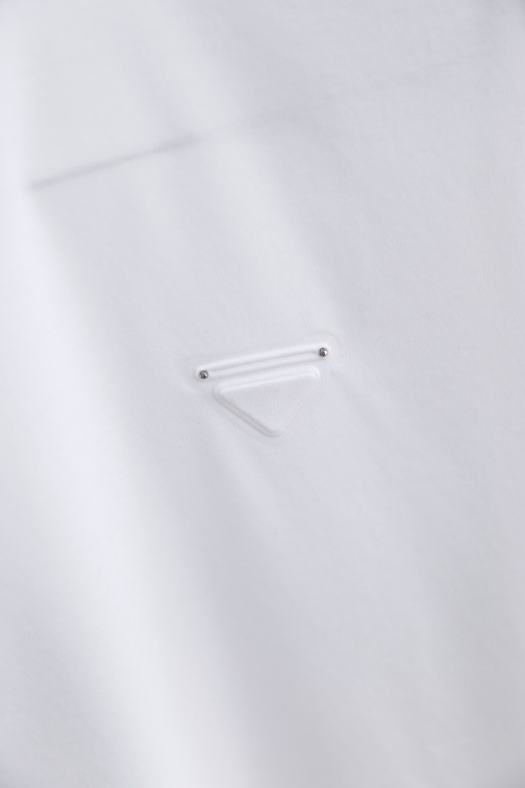 🔥Pr*da/普拉达.2026春夏新品🆕时尚男士百搭短袖以极简利落的剪裁为核心，胸前点缀标志性三角徽标，