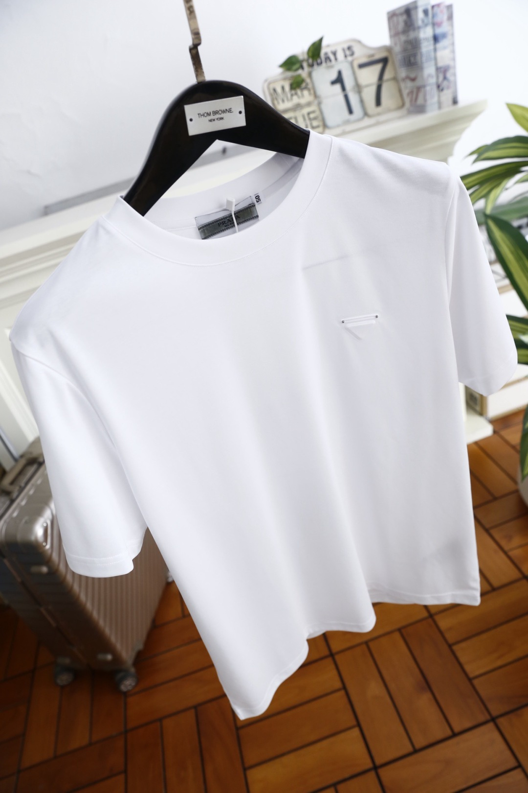 🔥Pr*da/普拉达.2026春夏新品🆕时尚男士百搭短袖以极简利落的剪裁为核心，胸前点缀标志性三角徽标，