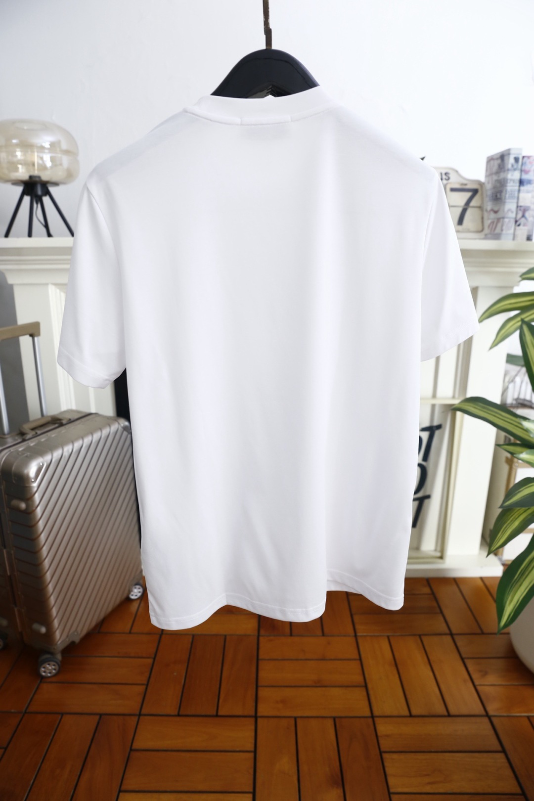 🔥Pr*da/普拉达.2026春夏新品🆕时尚男士百搭短袖以极简利落的剪裁为核心，胸前点缀标志性三角徽标，