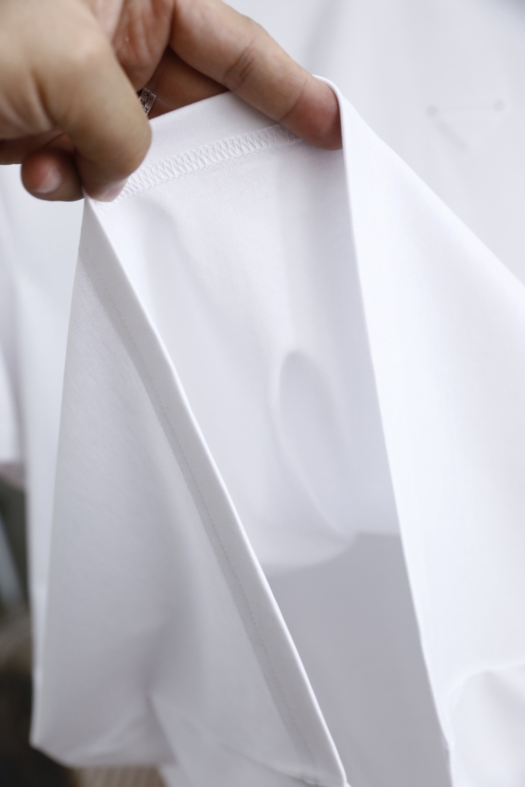 🔥Pr*da/普拉达.2026春夏新品🆕时尚男士百搭短袖以极简利落的剪裁为核心，胸前点缀标志性三角徽标，