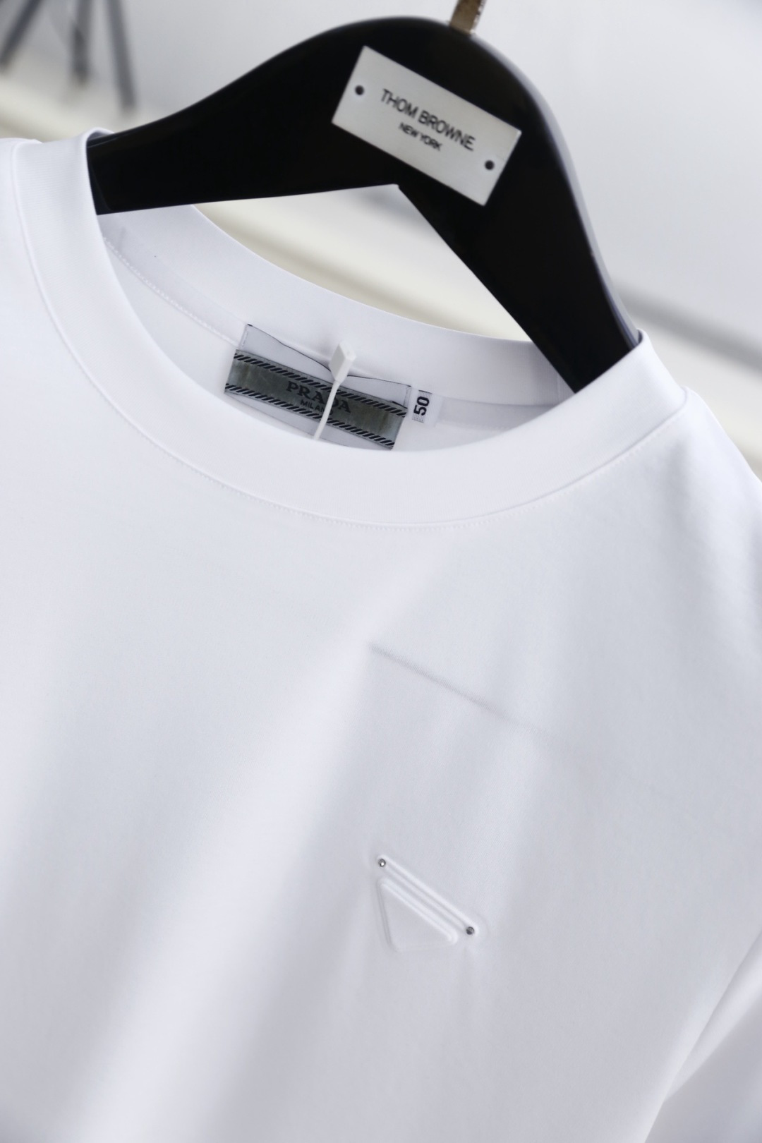 🔥Pr*da/普拉达.2026春夏新品🆕时尚男士百搭短袖以极简利落的剪裁为核心，胸前点缀标志性三角徽标，