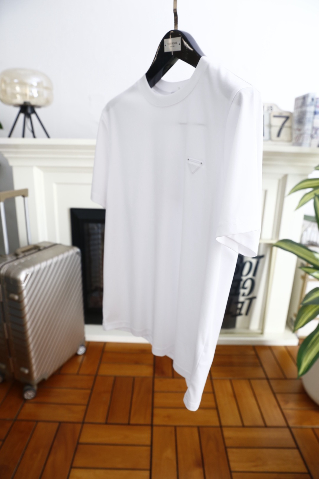 🔥Pr*da/普拉达.2026春夏新品🆕时尚男士百搭短袖以极简利落的剪裁为核心，胸前点缀标志性三角徽标，