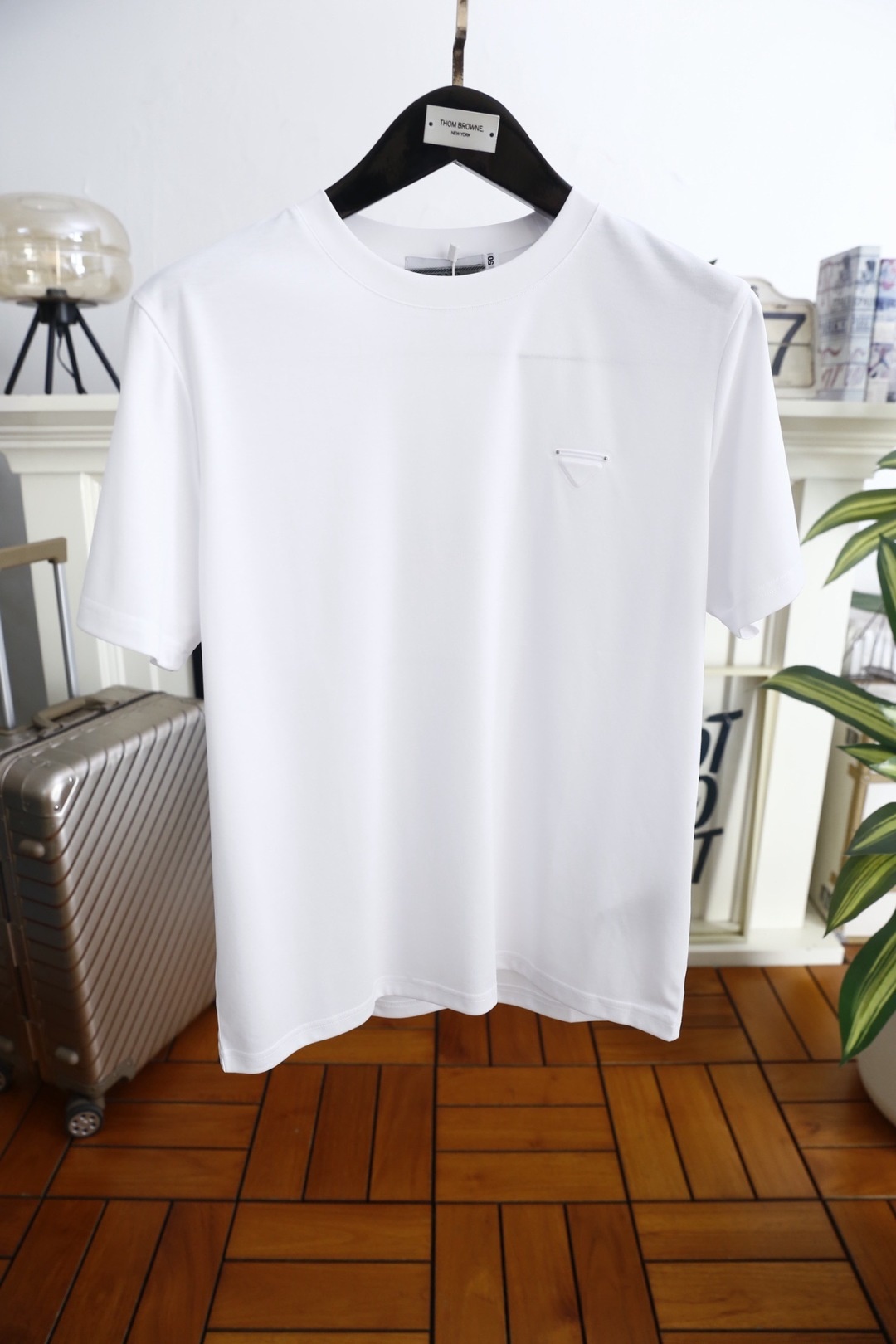 🔥Pr*da/普拉达.2026春夏新品🆕时尚男士百搭短袖以极简利落的剪裁为核心，胸前点缀标志性三角徽标，