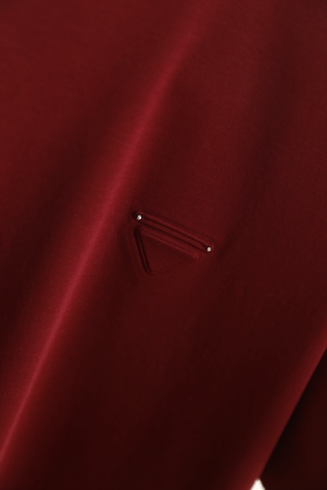 🔥Pr*da/普拉达.2026春夏新品🆕时尚男士百搭短袖以极简利落的剪裁为核心，胸前点缀标志性三角徽标，