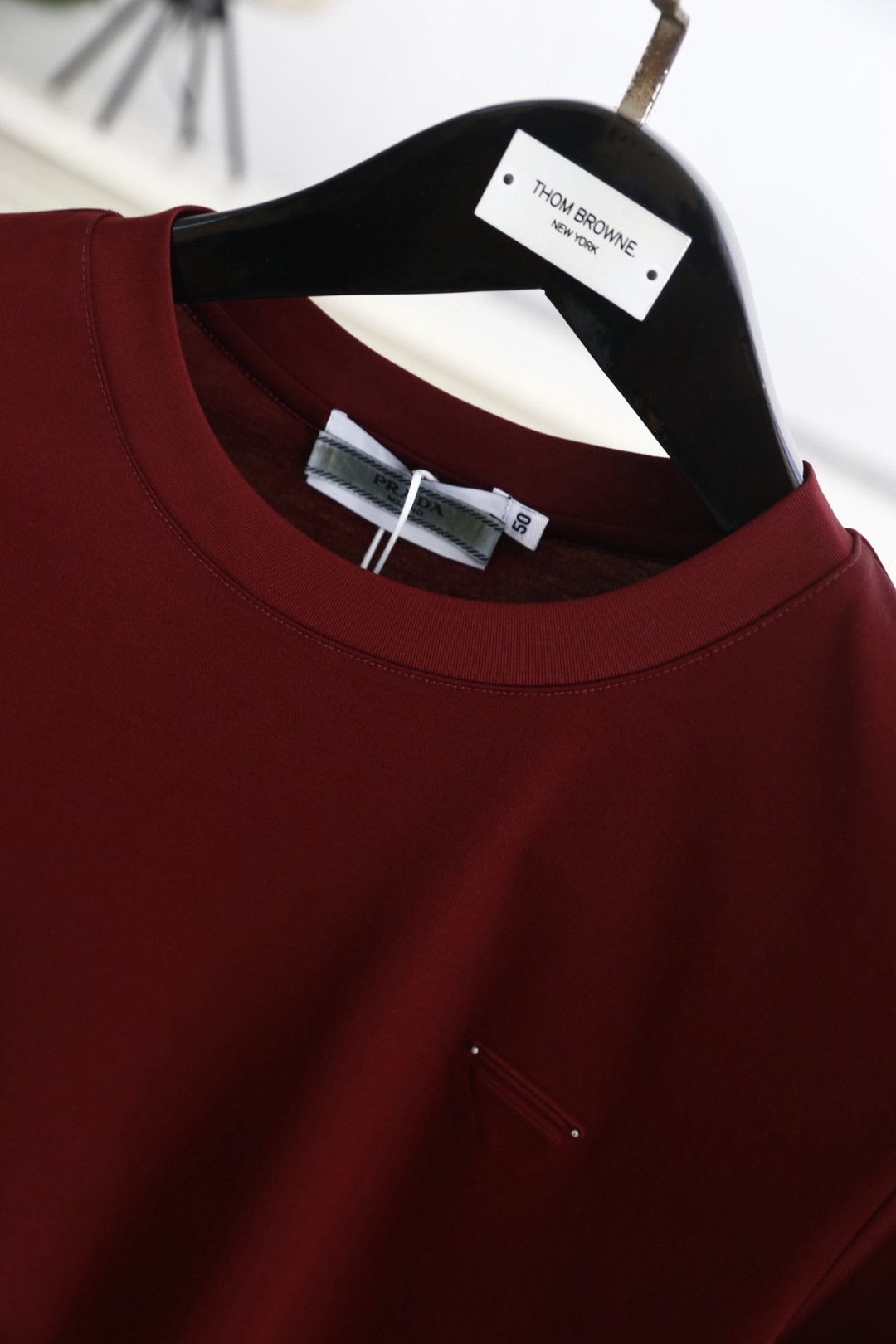 🔥Pr*da/普拉达.2026春夏新品🆕时尚男士百搭短袖以极简利落的剪裁为核心，胸前点缀标志性三角徽标，