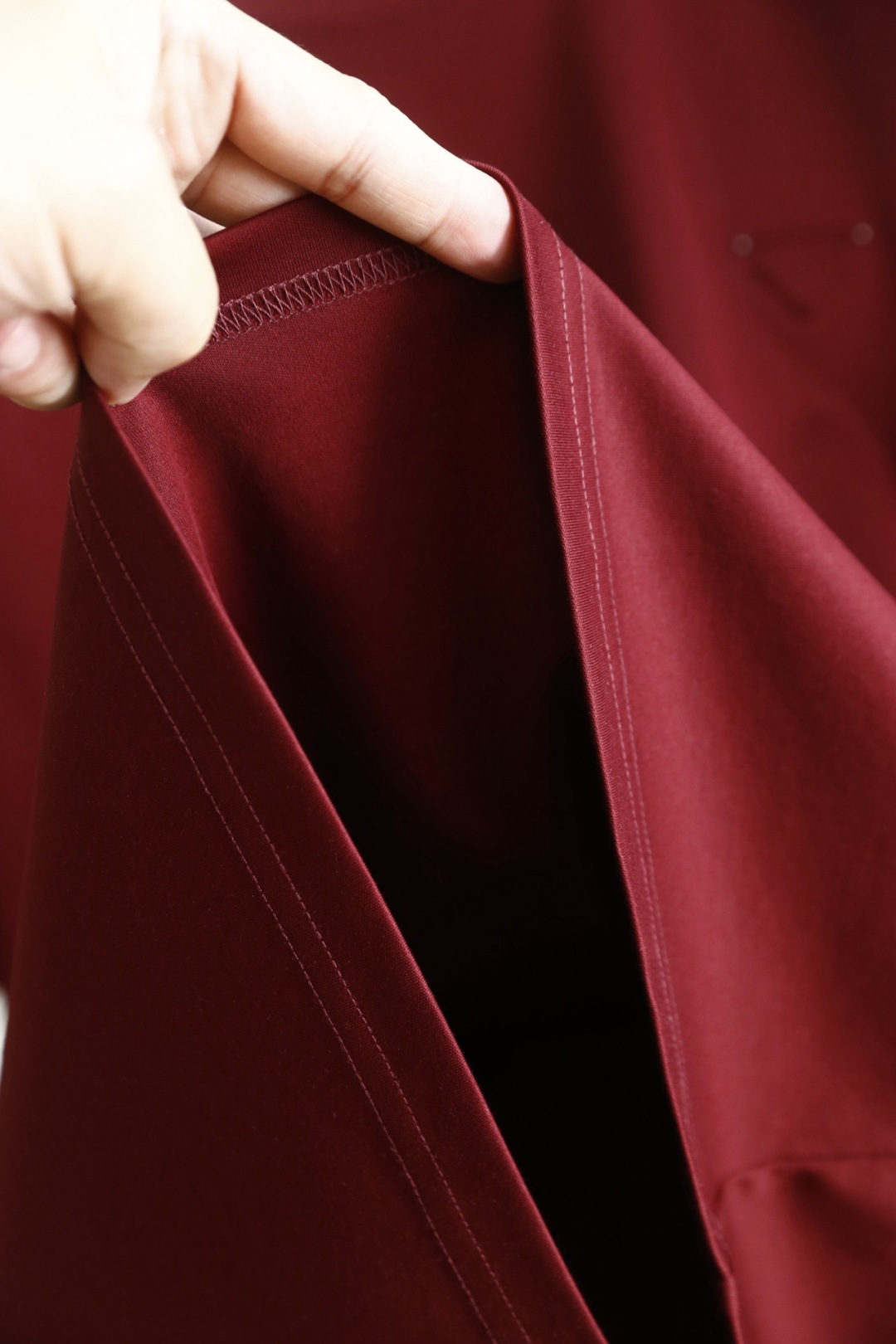 🔥Pr*da/普拉达.2026春夏新品🆕时尚男士百搭短袖以极简利落的剪裁为核心，胸前点缀标志性三角徽标，