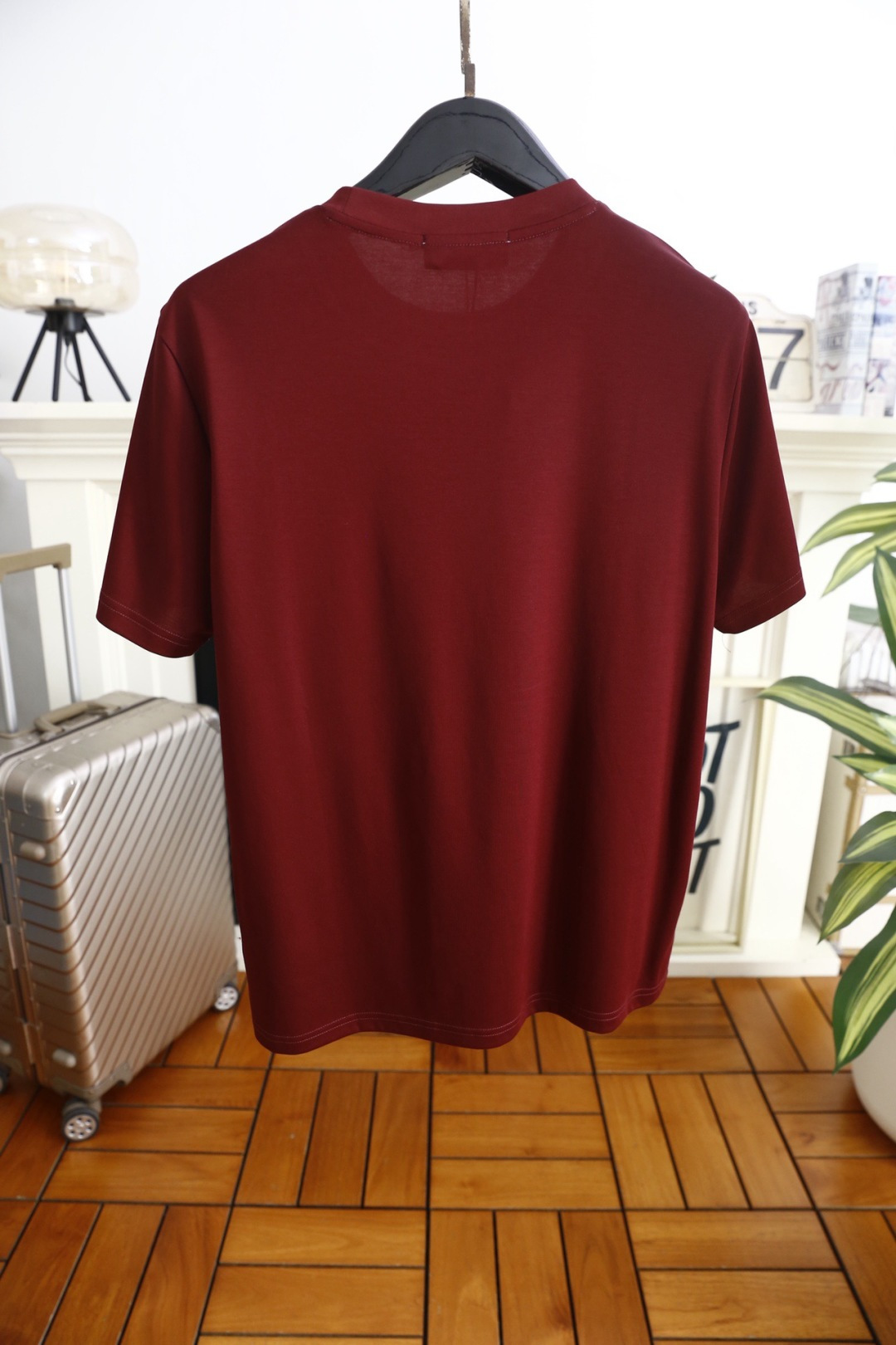 🔥Pr*da/普拉达.2026春夏新品🆕时尚男士百搭短袖以极简利落的剪裁为核心，胸前点缀标志性三角徽标，