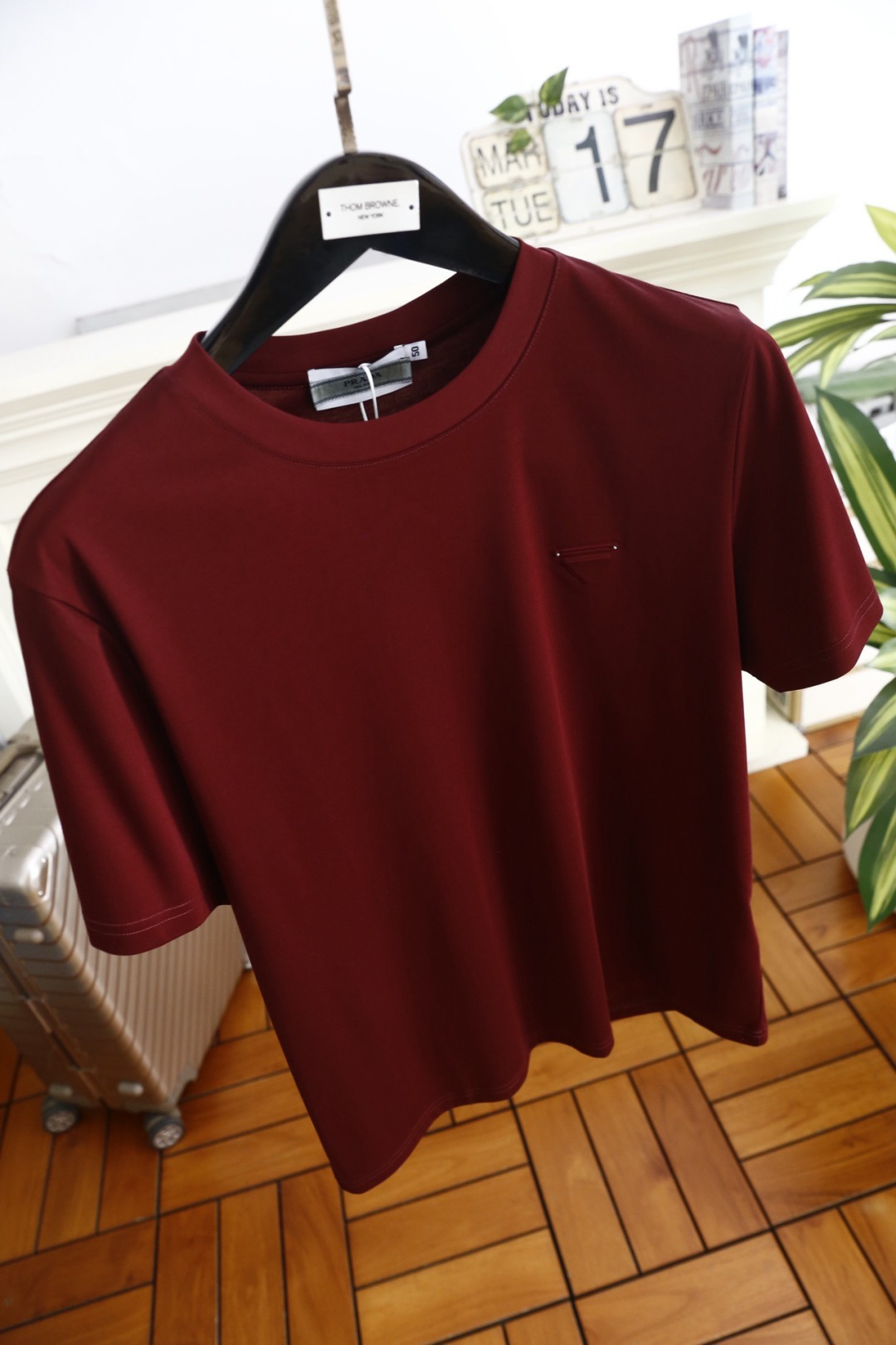 🔥Pr*da/普拉达.2026春夏新品🆕时尚男士百搭短袖以极简利落的剪裁为核心，胸前点缀标志性三角徽标，