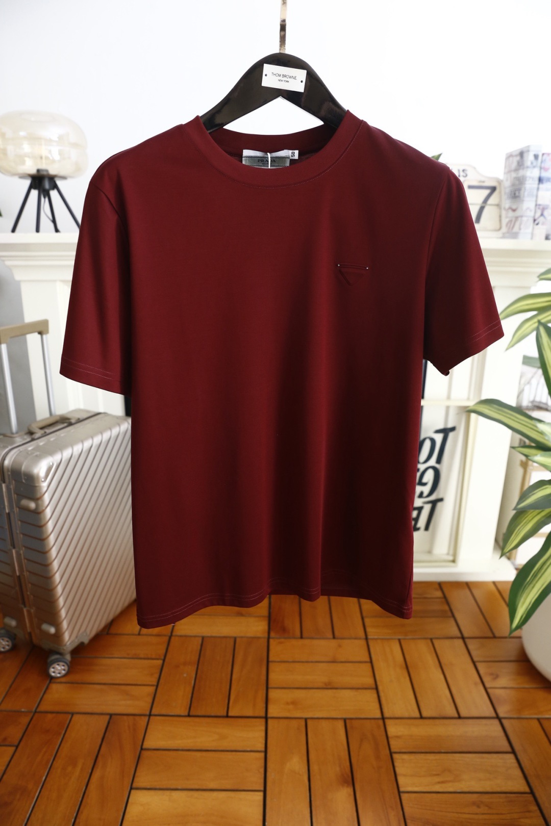 🔥Pr*da/普拉达.2026春夏新品🆕时尚男士百搭短袖以极简利落的剪裁为核心，胸前点缀标志性三角徽标，