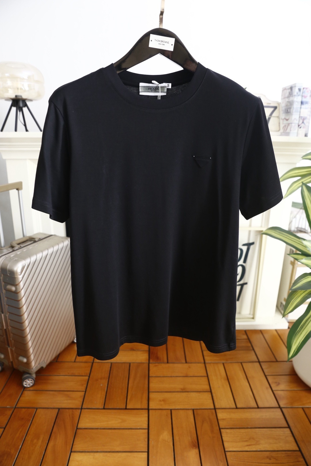 🔥Pr*da/普拉达.2026春夏新品🆕时尚男士百搭短袖以极简利落的剪裁为核心，胸前点缀标志性三角徽标，