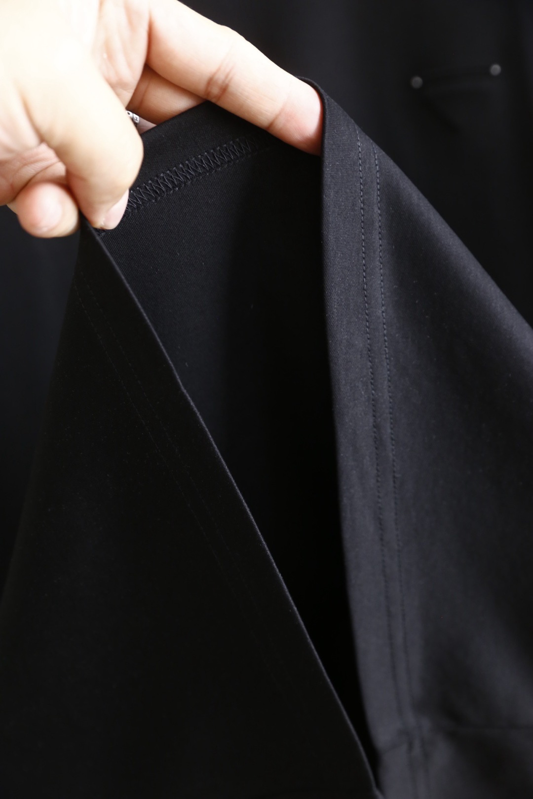 🔥Pr*da/普拉达.2026春夏新品🆕时尚男士百搭短袖以极简利落的剪裁为核心，胸前点缀标志性三角徽标，