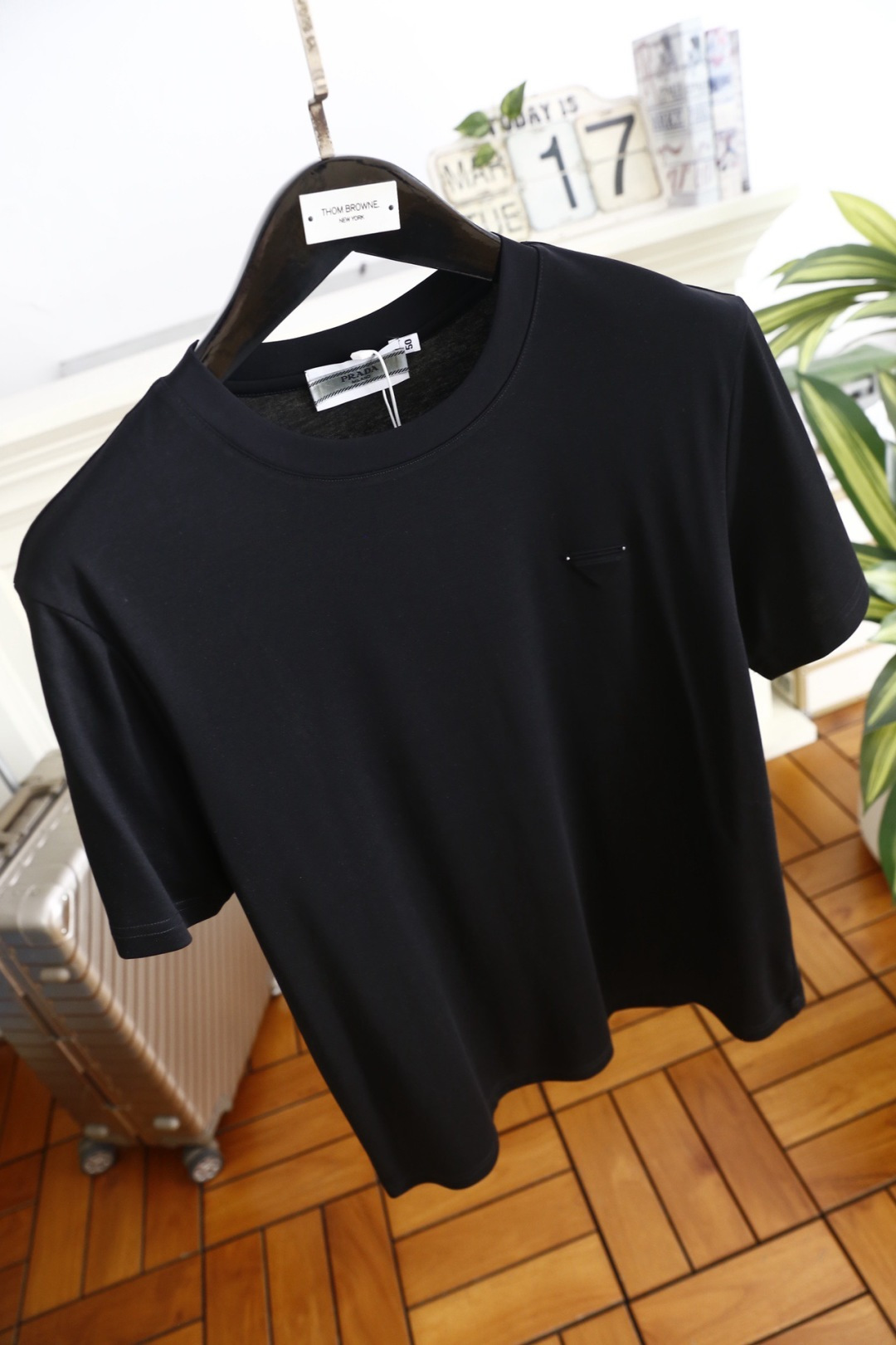 🔥Pr*da/普拉达.2026春夏新品🆕时尚男士百搭短袖以极简利落的剪裁为核心，胸前点缀标志性三角徽标，