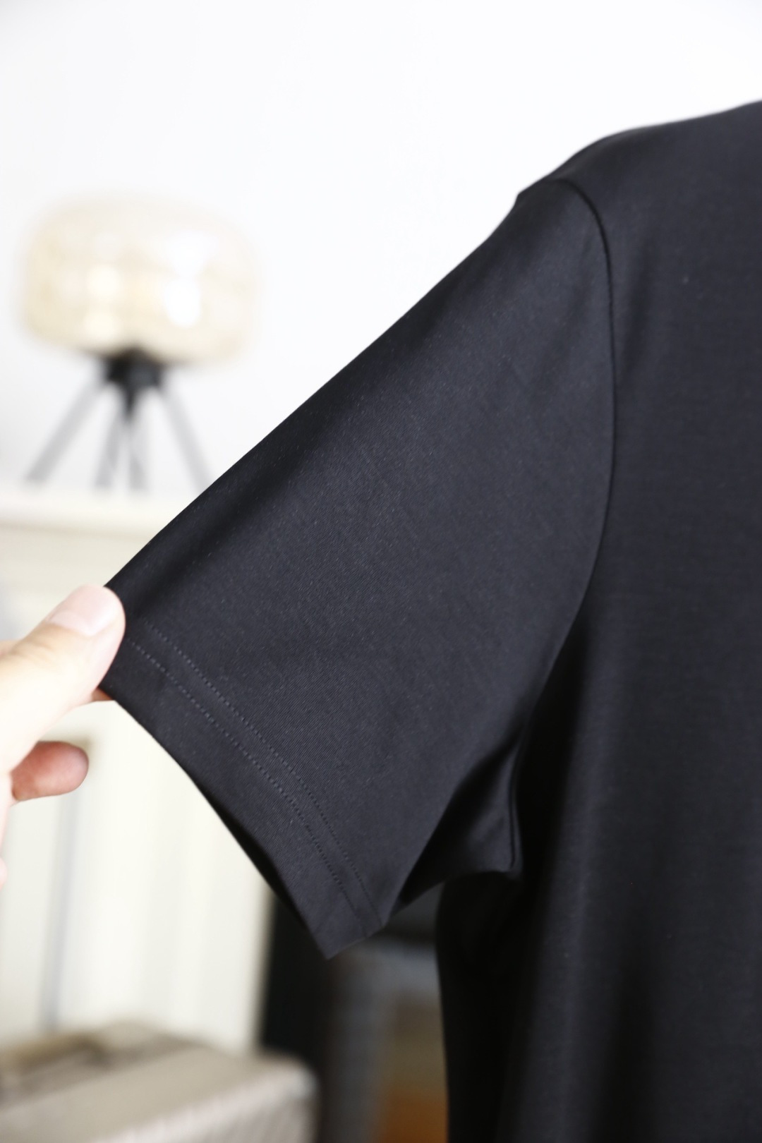 🔥Pr*da/普拉达.2026春夏新品🆕时尚男士百搭短袖以极简利落的剪裁为核心，胸前点缀标志性三角徽标，