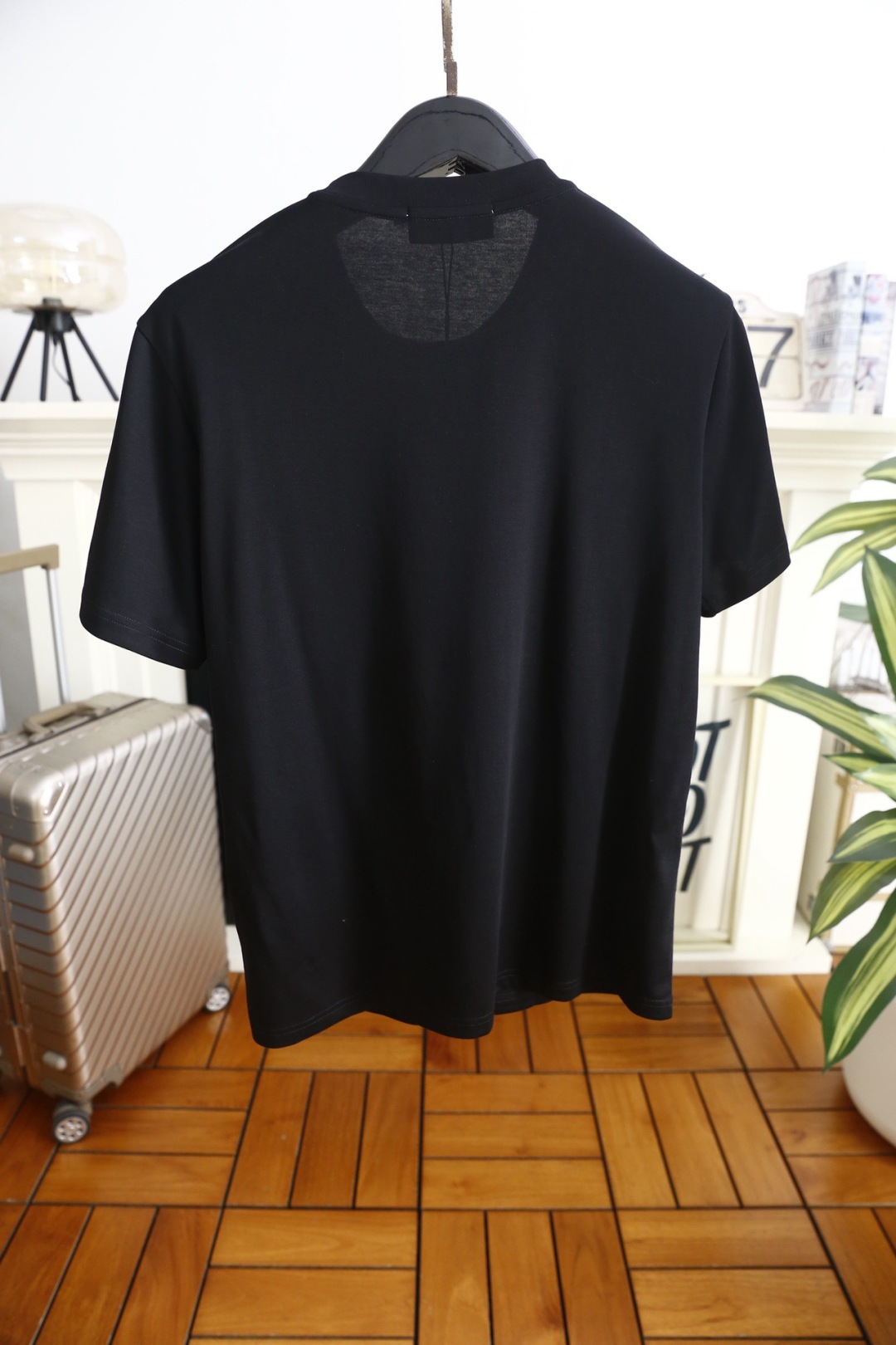 🔥Pr*da/普拉达.2026春夏新品🆕时尚男士百搭短袖以极简利落的剪裁为核心，胸前点缀标志性三角徽标，