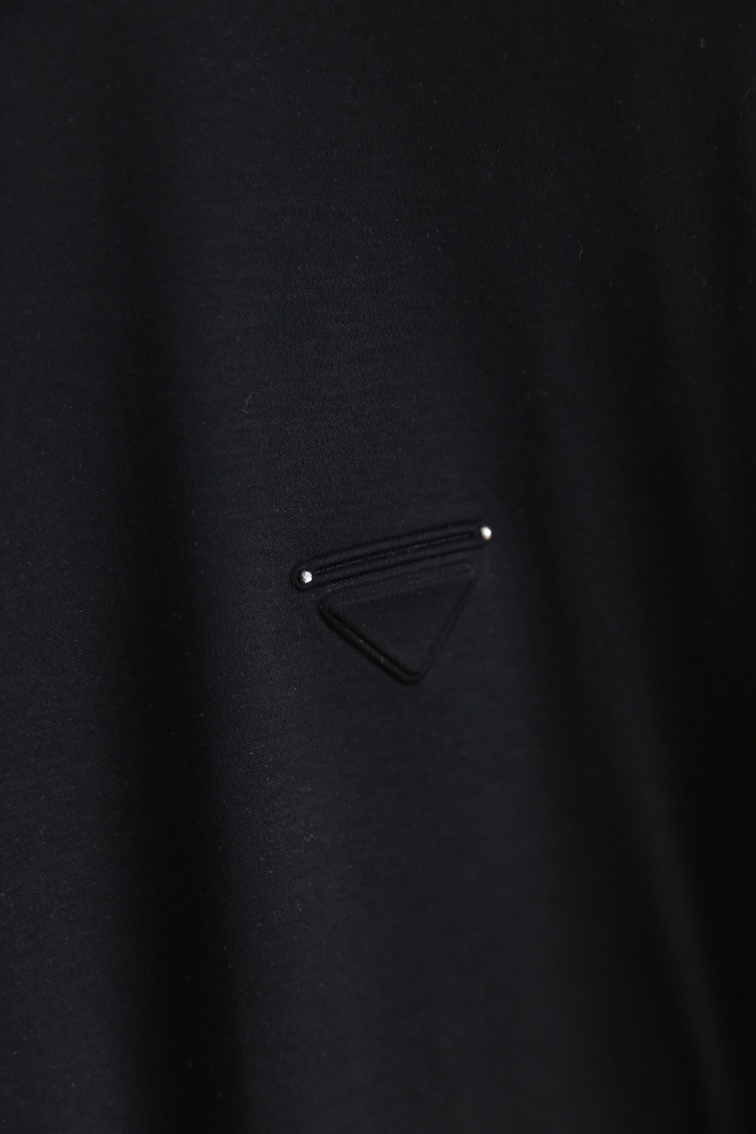 🔥Pr*da/普拉达.2026春夏新品🆕时尚男士百搭短袖以极简利落的剪裁为核心，胸前点缀标志性三角徽标，