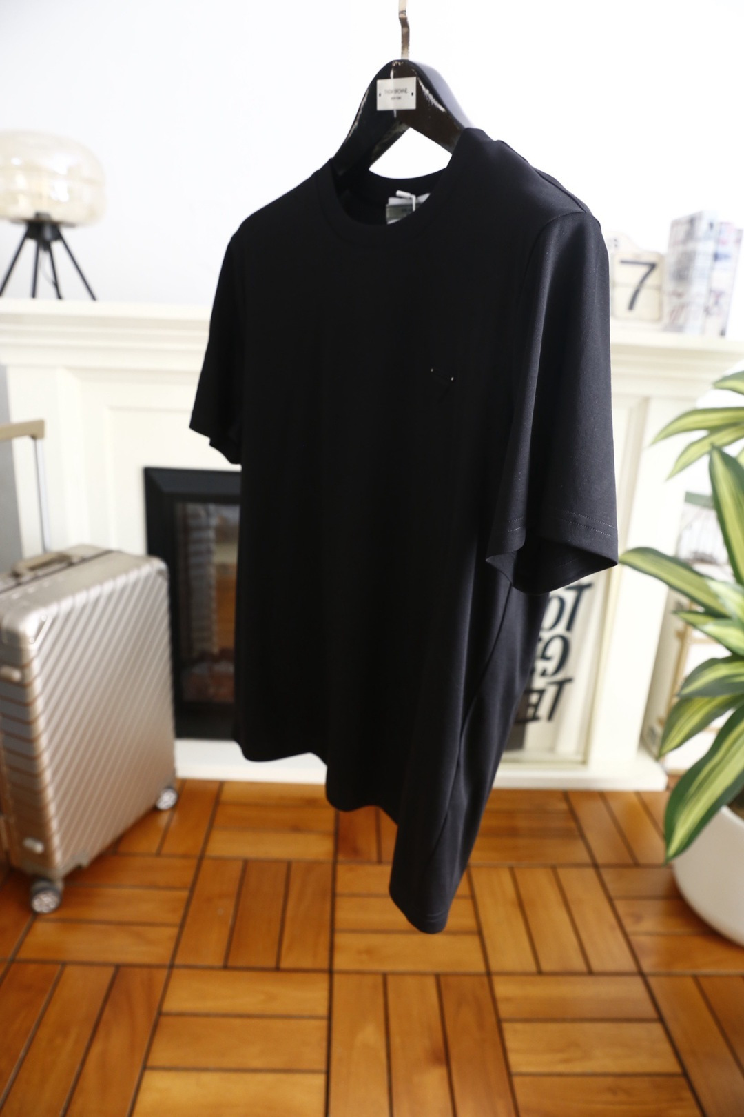 🔥Pr*da/普拉达.2026春夏新品🆕时尚男士百搭短袖以极简利落的剪裁为核心，胸前点缀标志性三角徽标，