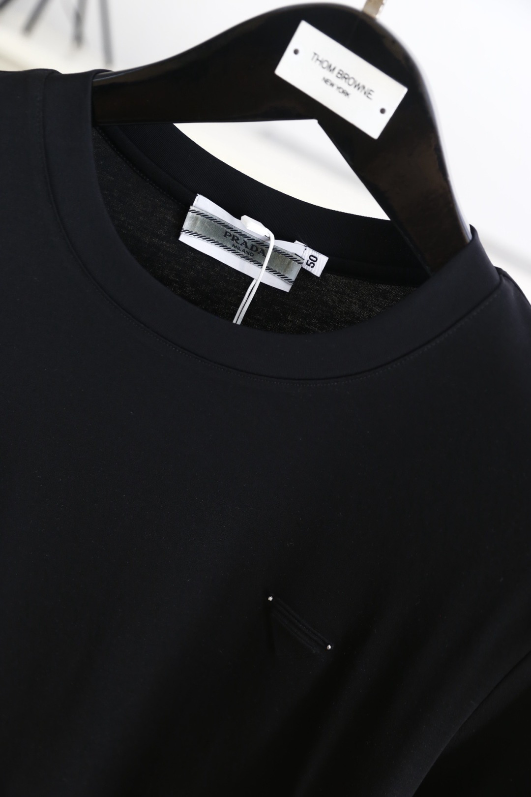 🔥Pr*da/普拉达.2026春夏新品🆕时尚男士百搭短袖以极简利落的剪裁为核心，胸前点缀标志性三角徽标，