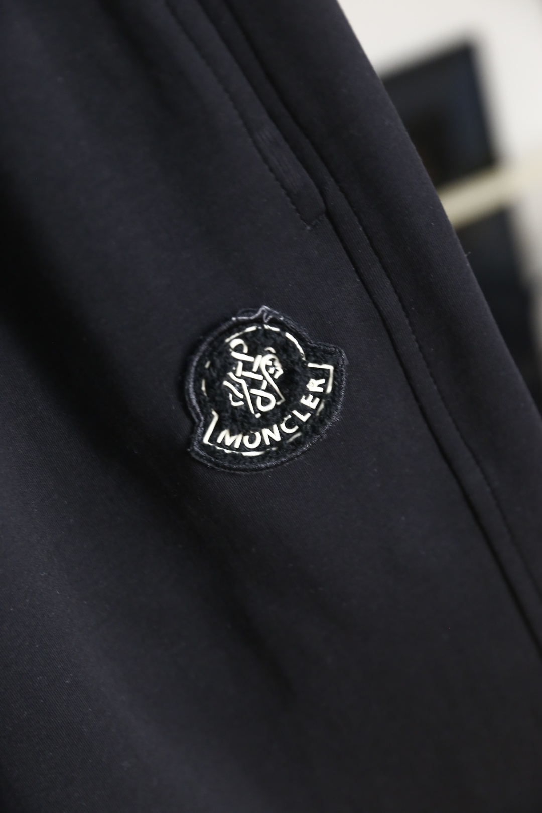 🔥蒙口.26夏季新品！时尚男士简约休闲运动短裤，采用松紧抽绳腰头设计，自在贴合且穿脱便捷。侧边的标识徽章