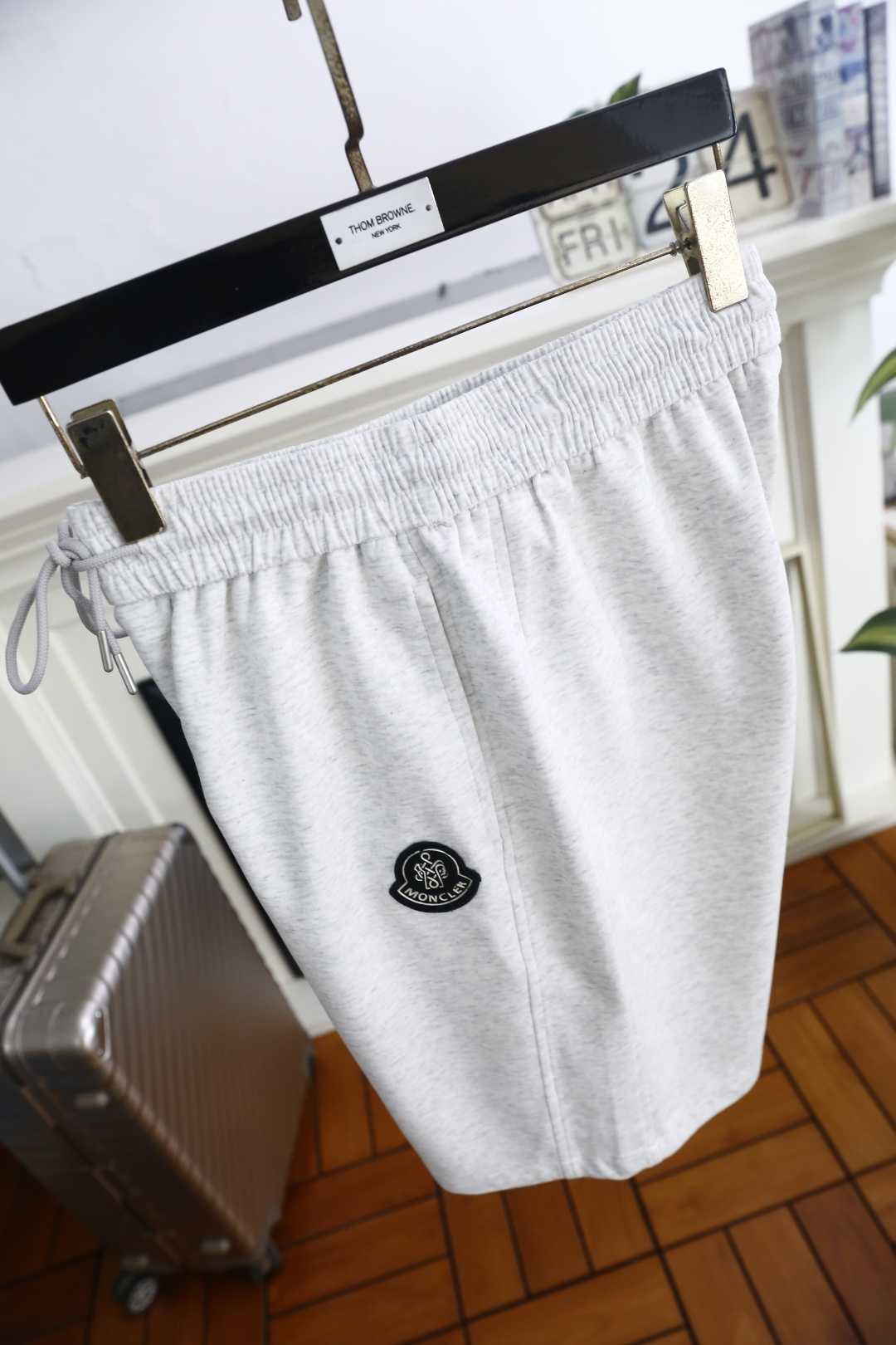 🔥蒙口.26夏季新品！时尚男士简约休闲运动短裤，采用松紧抽绳腰头设计，自在贴合且穿脱便捷。侧边的标识徽章
