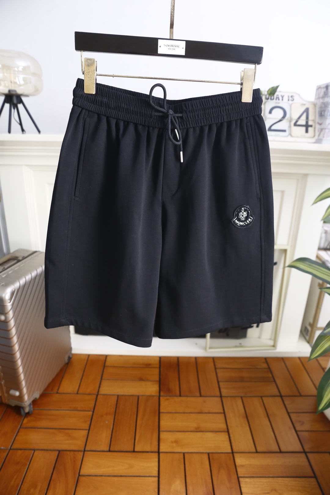 🔥蒙口.26夏季新品！时尚男士简约休闲运动短裤，采用松紧抽绳腰头设计，自在贴合且穿脱便捷。侧边的标识徽章