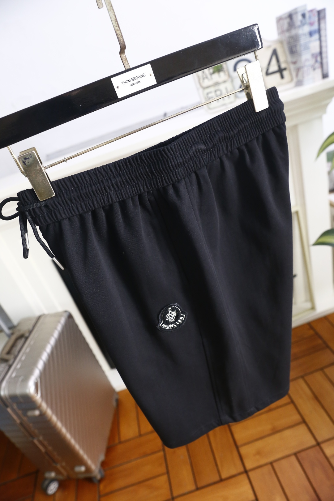 🔥蒙口.26夏季新品！时尚男士简约休闲运动短裤，采用松紧抽绳腰头设计，自在贴合且穿脱便捷。侧边的标识徽章
