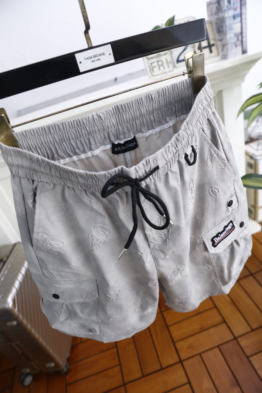 🔥巴黎世家.26夏季新品！时尚男士潮流百搭工装短裤，采用松紧抽绳腰头设计，兼顾舒适与利落感。立体压纹与工
