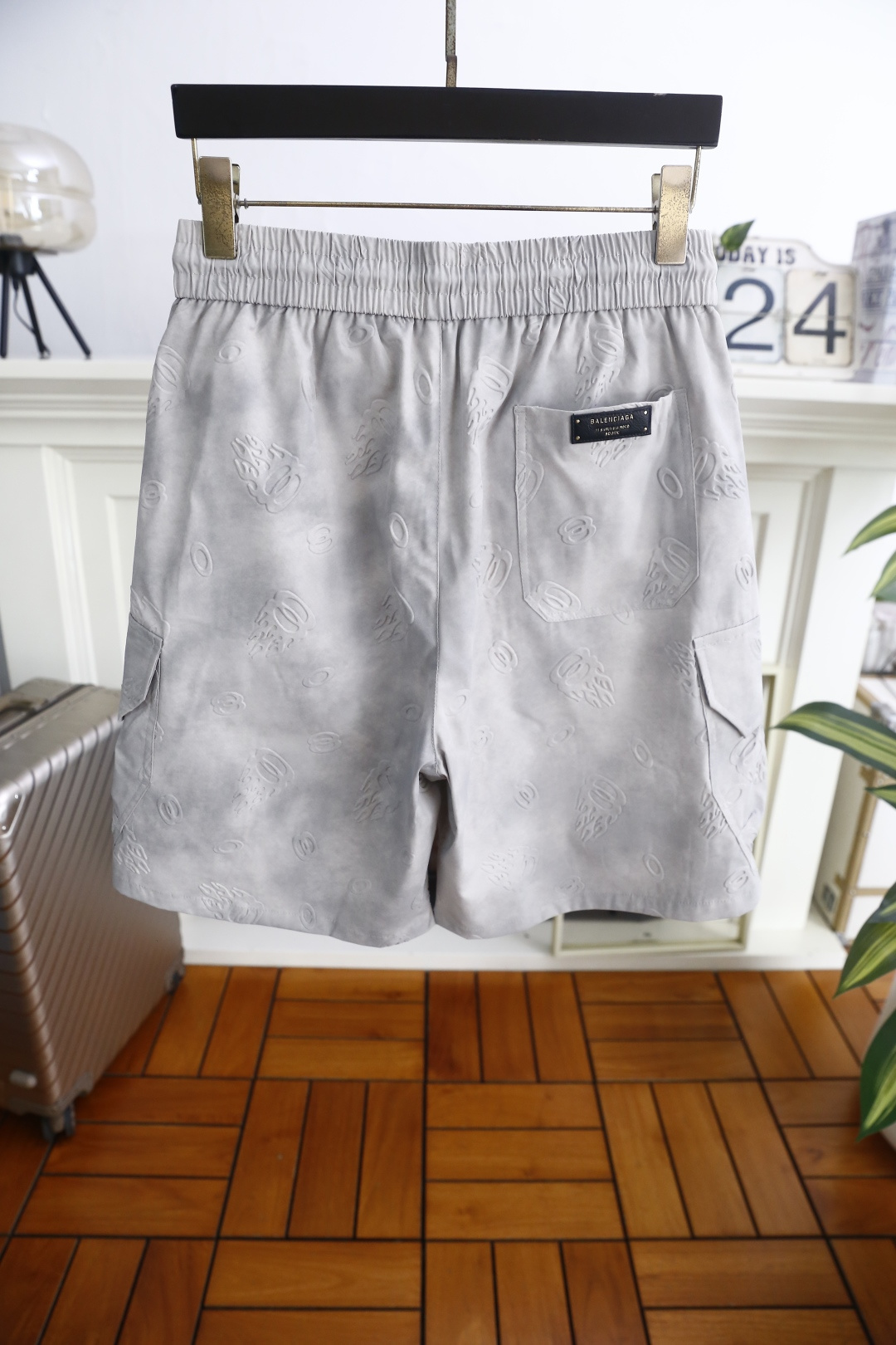 🔥巴黎世家.26夏季新品！时尚男士潮流百搭工装短裤，采用松紧抽绳腰头设计，兼顾舒适与利落感。立体压纹与工