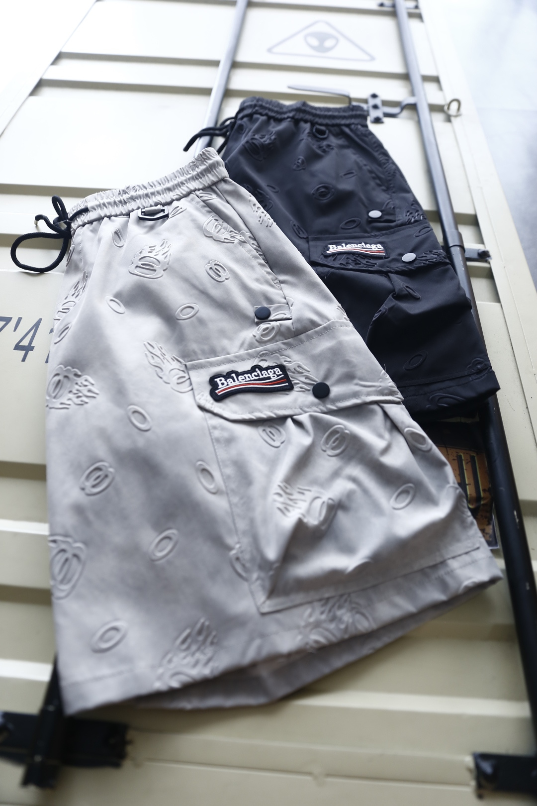 🔥巴黎世家.26夏季新品！时尚男士潮流百搭工装短裤，采用松紧抽绳腰头设计，兼顾舒适与利落感。立体压纹与工