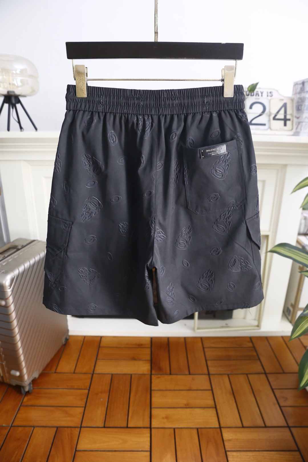 🔥巴黎世家.26夏季新品！时尚男士潮流百搭工装短裤，采用松紧抽绳腰头设计，兼顾舒适与利落感。立体压纹与工