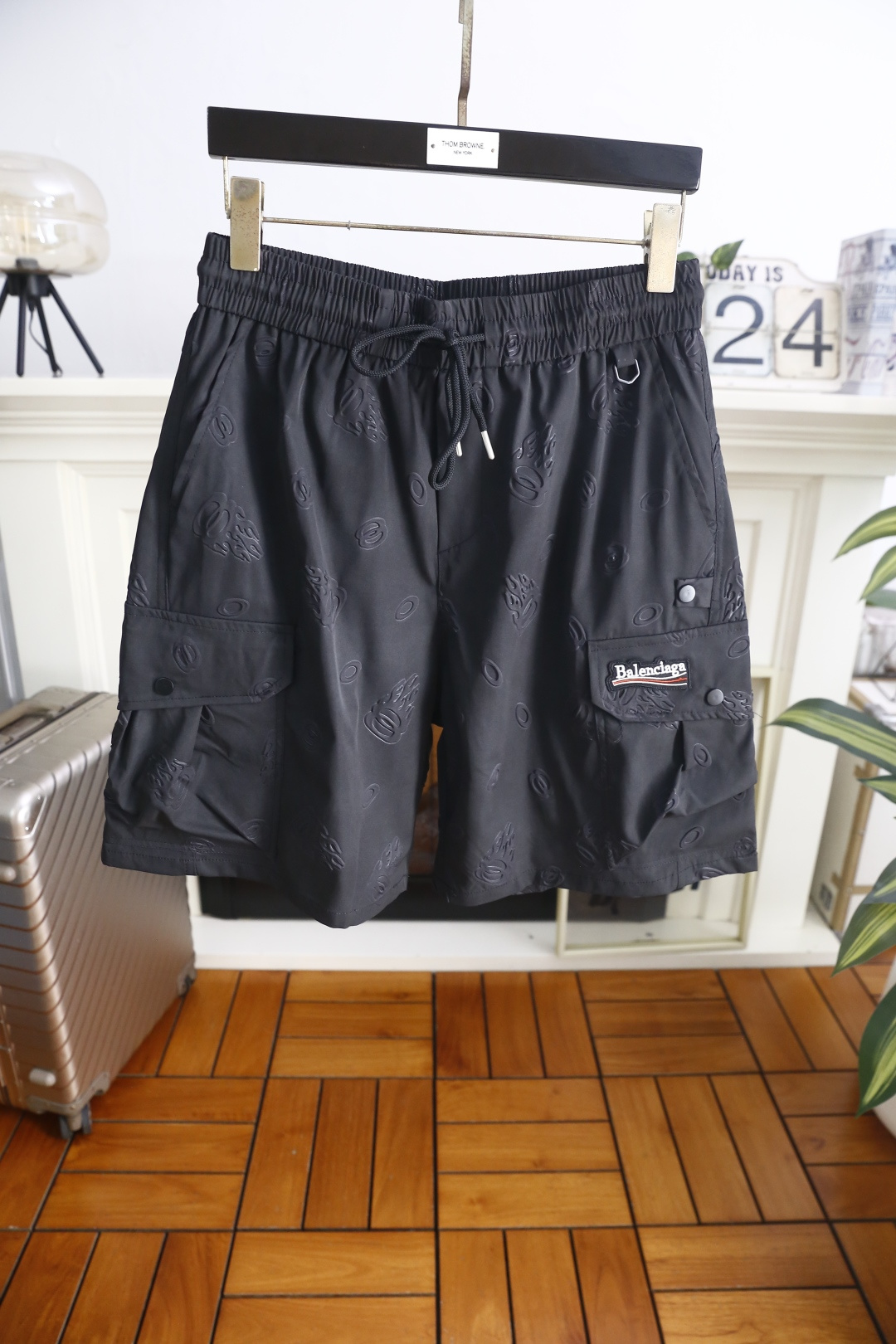 🔥巴黎世家.26夏季新品！时尚男士潮流百搭工装短裤，采用松紧抽绳腰头设计，兼顾舒适与利落感。立体压纹与工