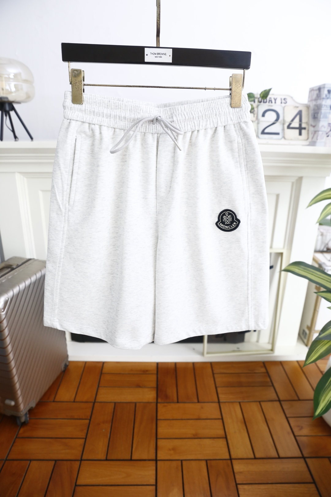 🔥蒙口.26夏季新品！时尚男士简约休闲运动短裤，采用松紧抽绳腰头设计，自在贴合且穿脱便捷。侧边的标识徽章